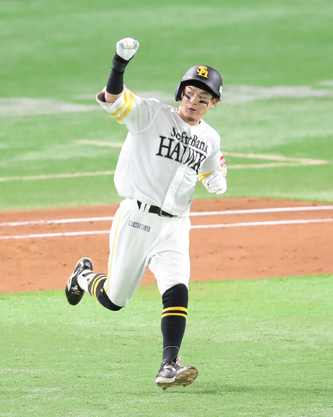 ソフトバンク対西武　4回裏ソフトバンク2死、牧原大は右越えに同点本塁打を放ちガッツポーズ（撮影・梅根麻紀）