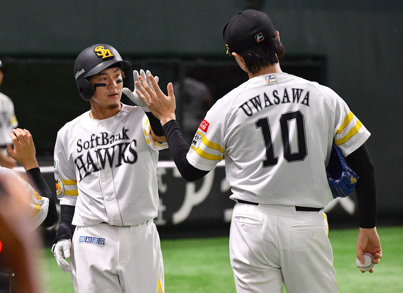 ソフトバンク対西武　4回裏ソフトバンク2死、右越えに同点本塁打を放った牧原大（左）は上沢とタッチを交わす（撮影・岩下翔太）