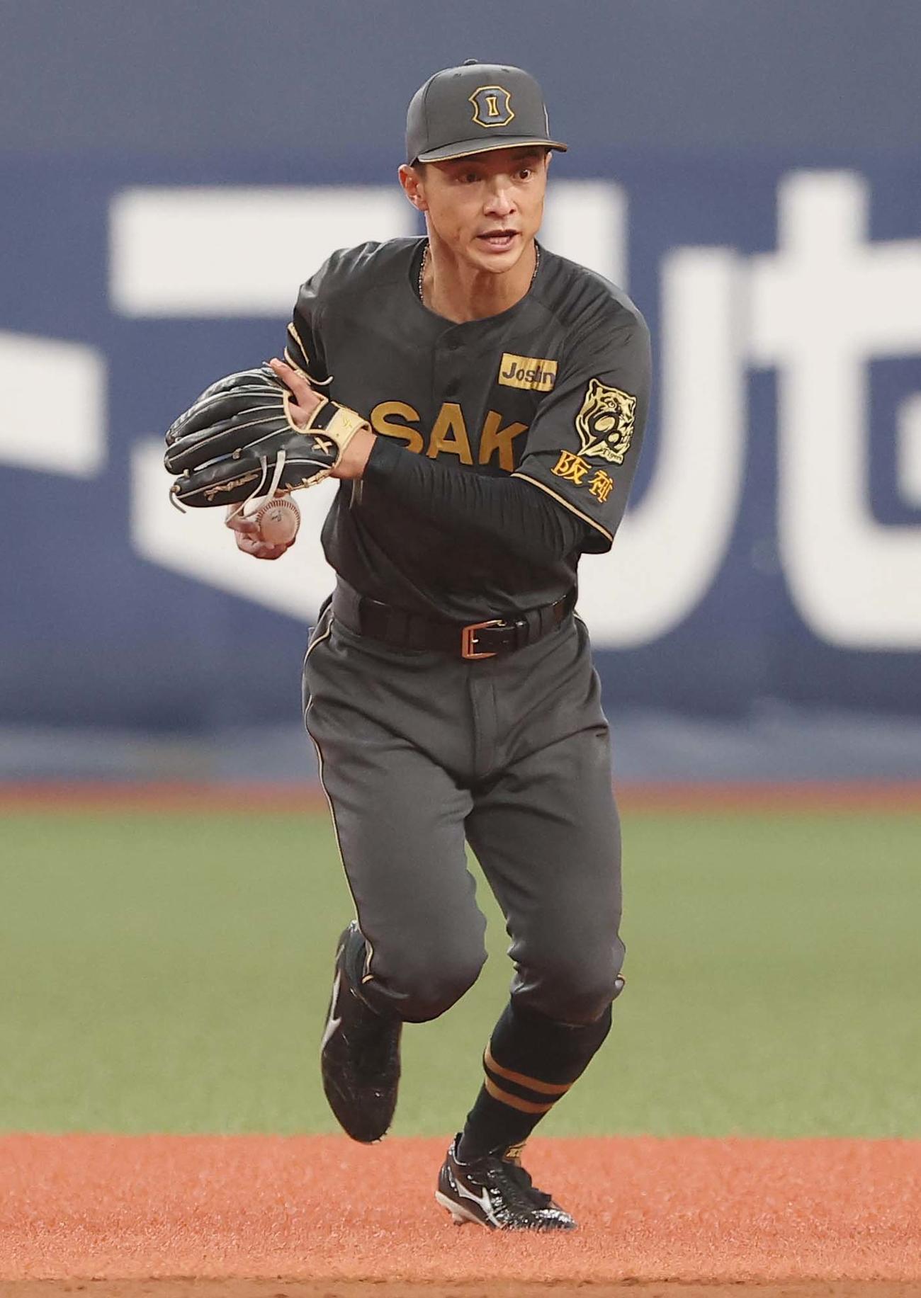 阪神対中日　8回表中日1死一、二塁、熊谷はチェイビスの打球を軽快にさばき併殺に仕留める（撮影・上田博志）