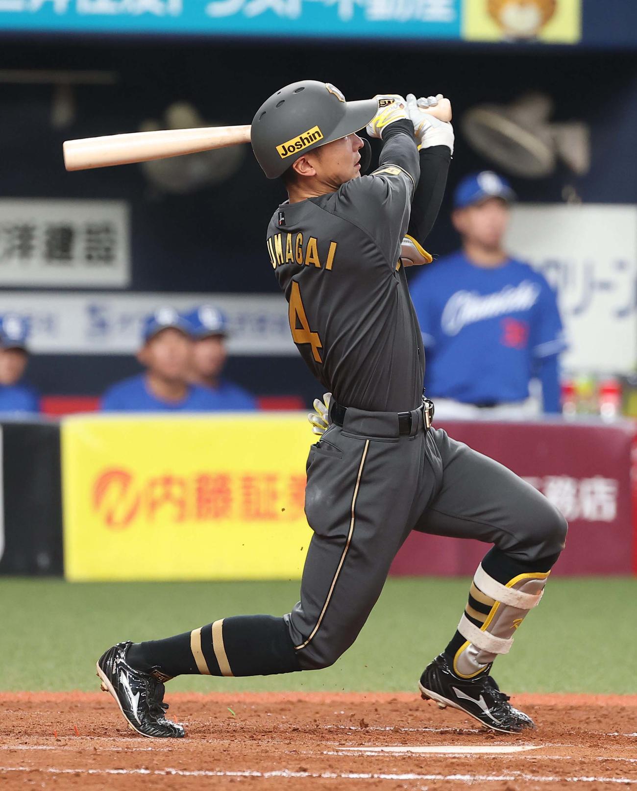 阪神対中日　4回裏阪神2死一塁、熊谷は左前打を放つ（撮影・上田博志）