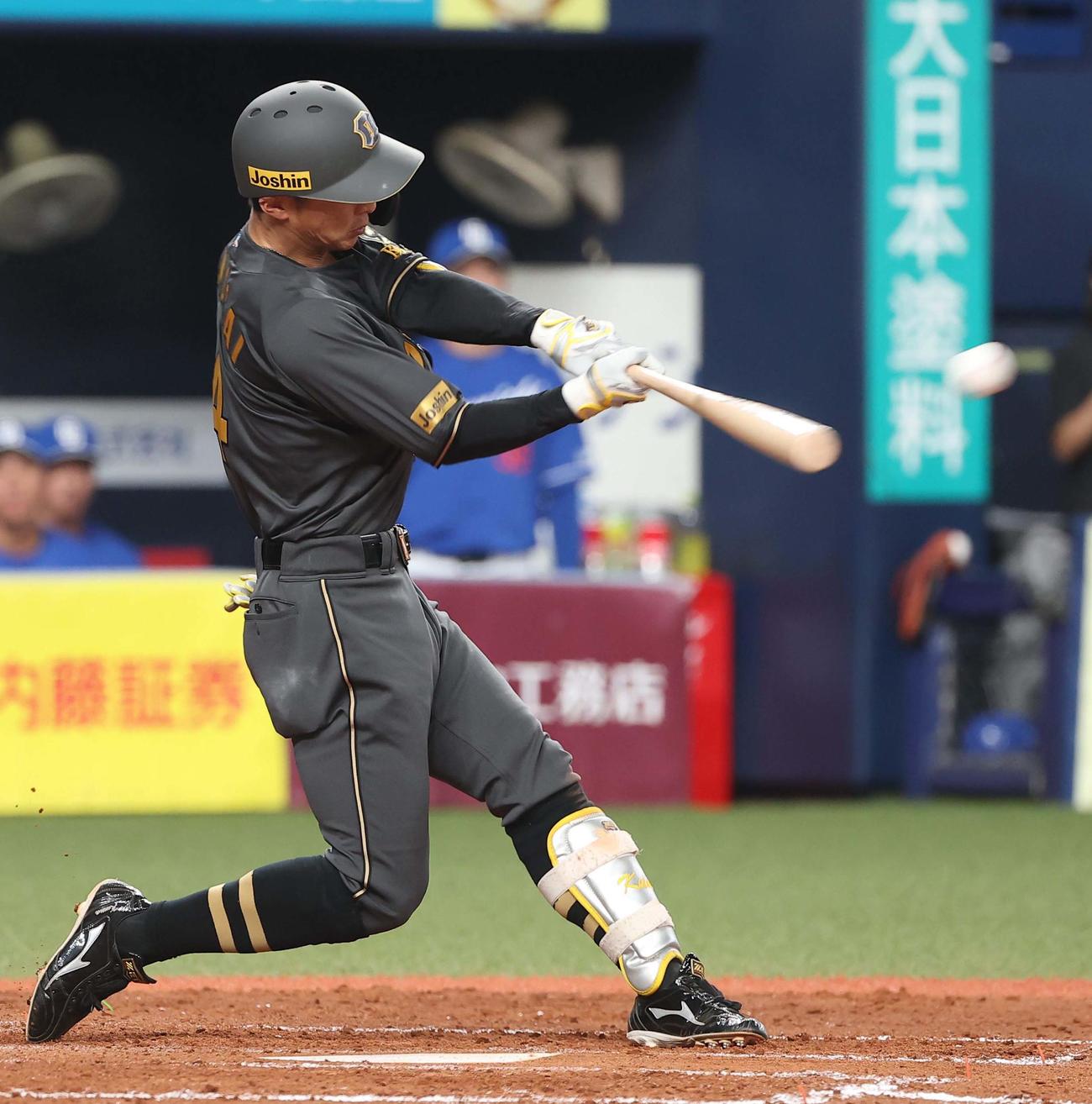 阪神対中日　4回裏阪神2死一塁、熊谷は左前打を放つ（撮影・上田博志）