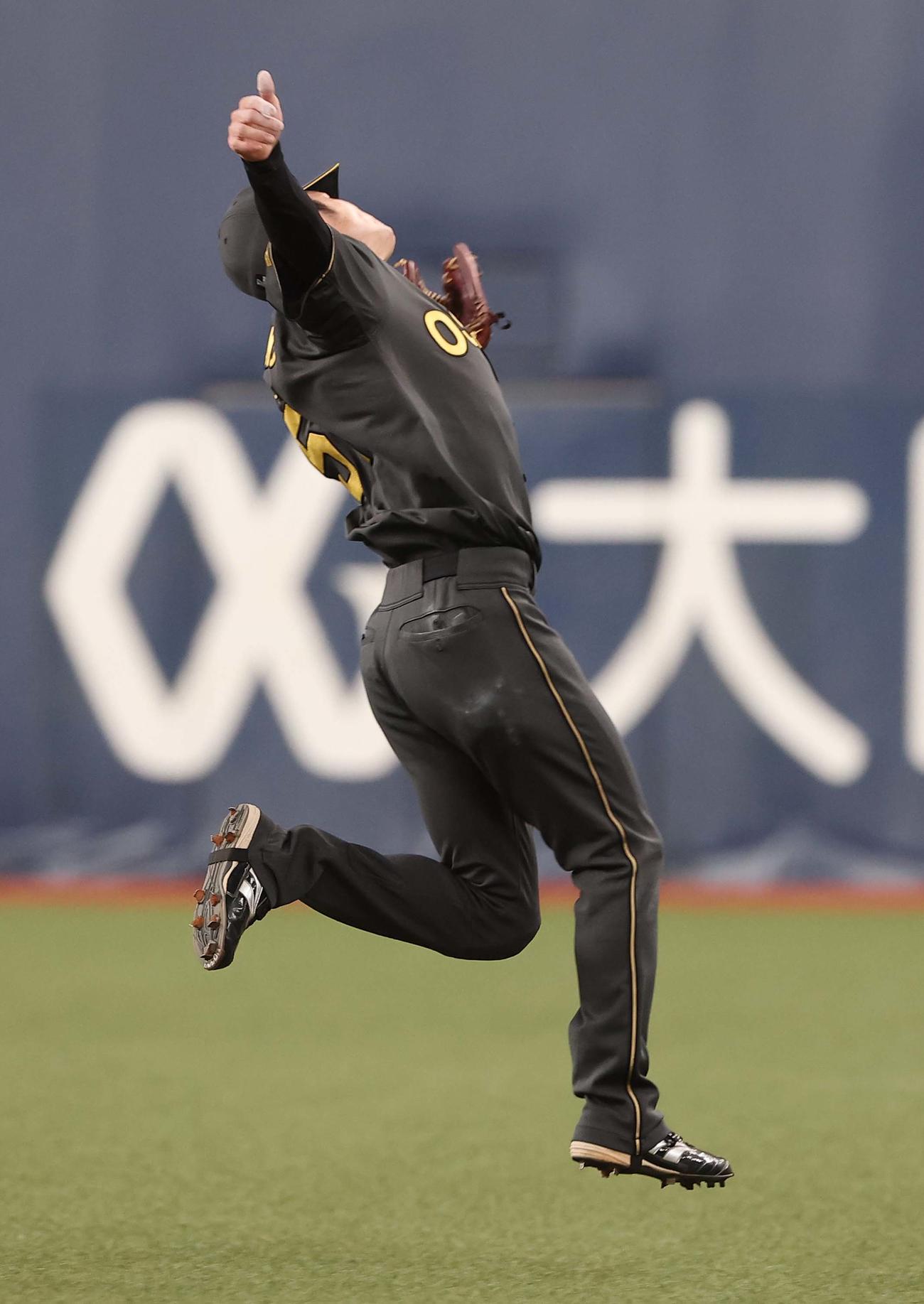 阪神対中日　1回表中日無死二、三塁、中野は細川の二飛を好捕する（撮影・上田博志）