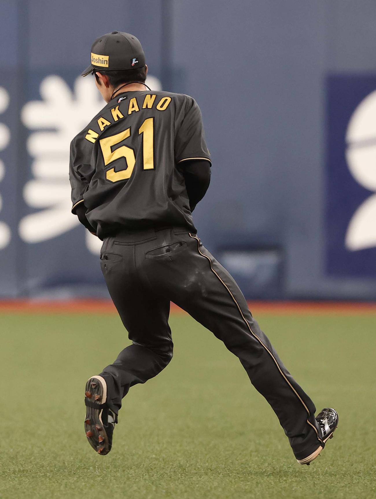阪神対中日　1回表中日無死二、三塁、中野は細川の二飛を好捕する（撮影・上田博志）