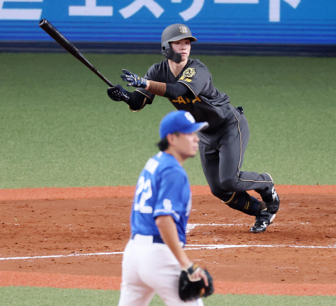 阪神対中日　3回裏阪神2死三塁、中野は左前適時打を放つ。投手大野（撮影・加藤哉）