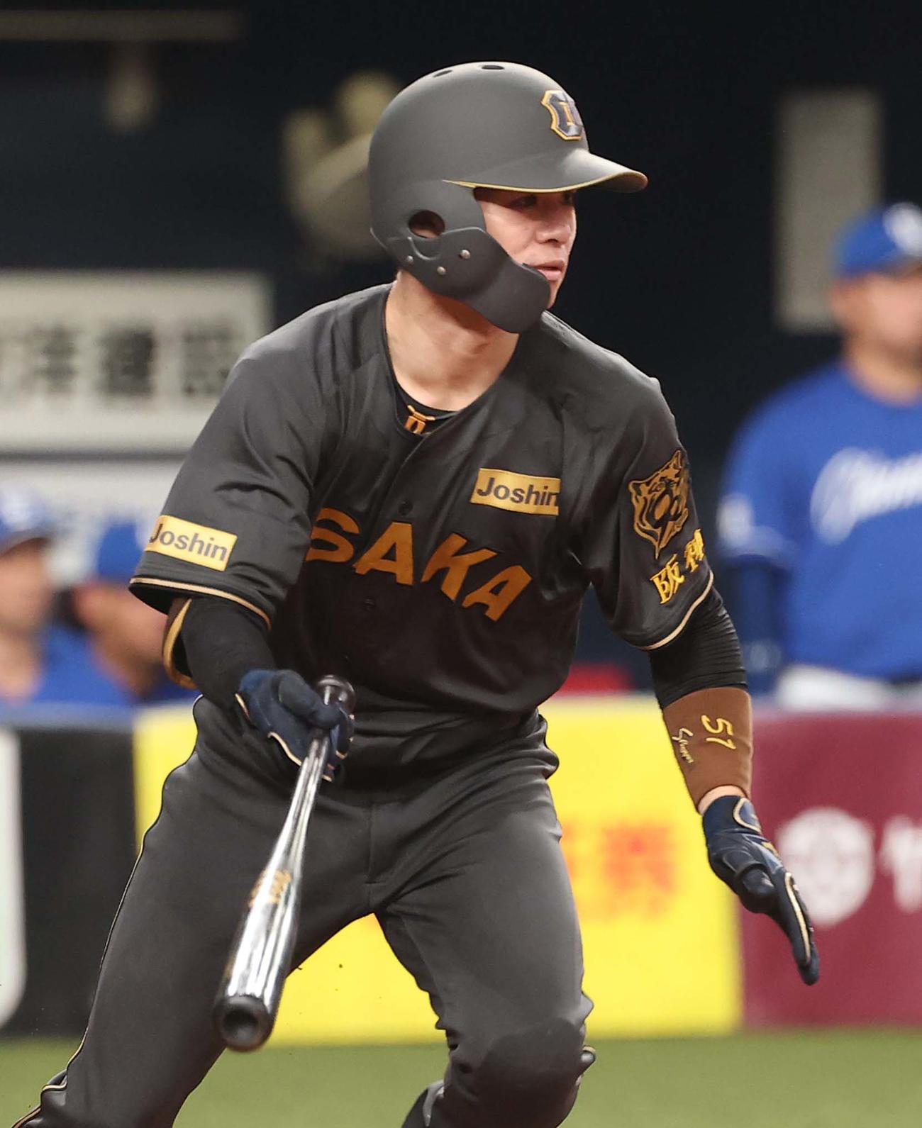 阪神対中日　5回裏阪神1死、中野は安打を放つ（撮影・上田博志）