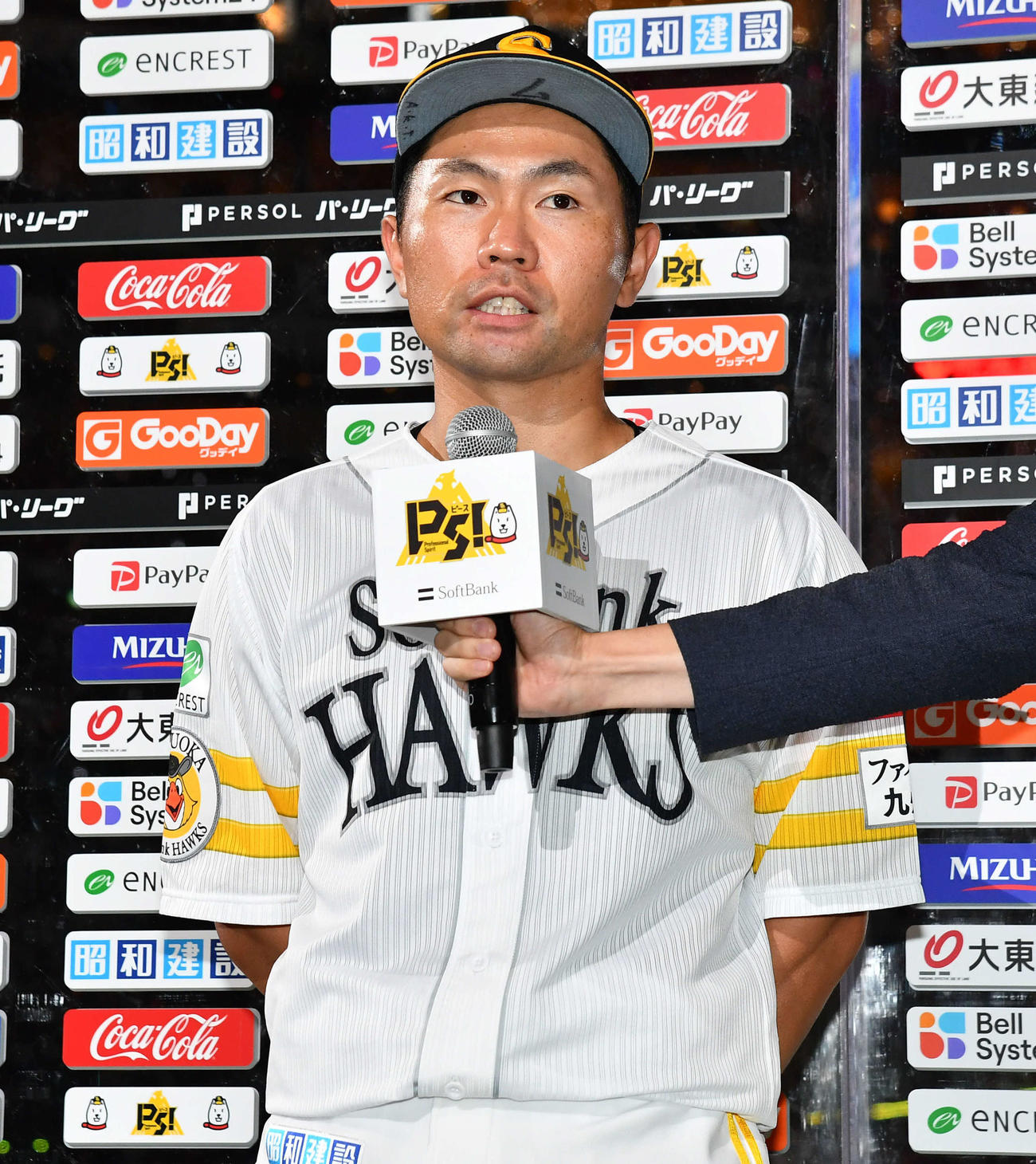 ソフトバンク対西武　西武に勝利し、ヒーローインタビューを受ける中村（撮影・岩下翔太）