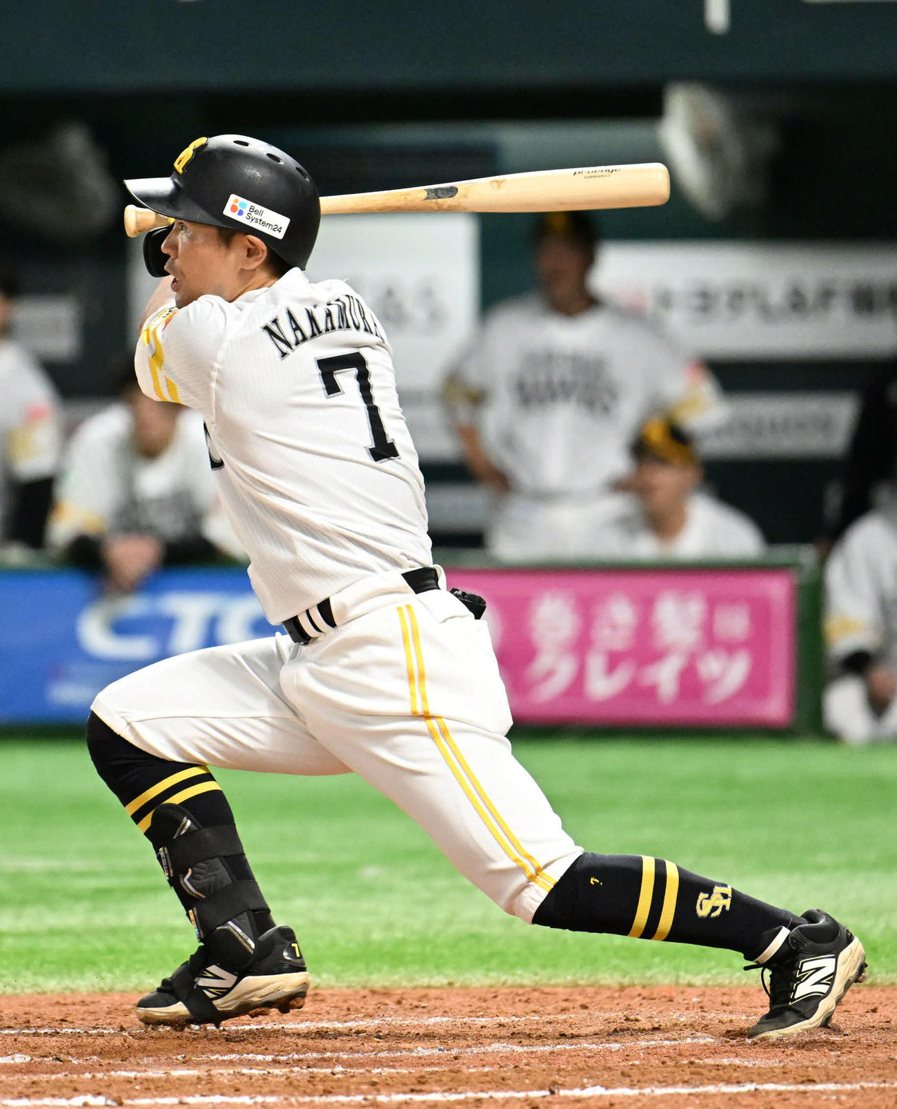 ソフトバンク対西武　7回裏ソフトバンク1死二塁、中村は勝ち越し適時打を放つ（撮影・林敢治）