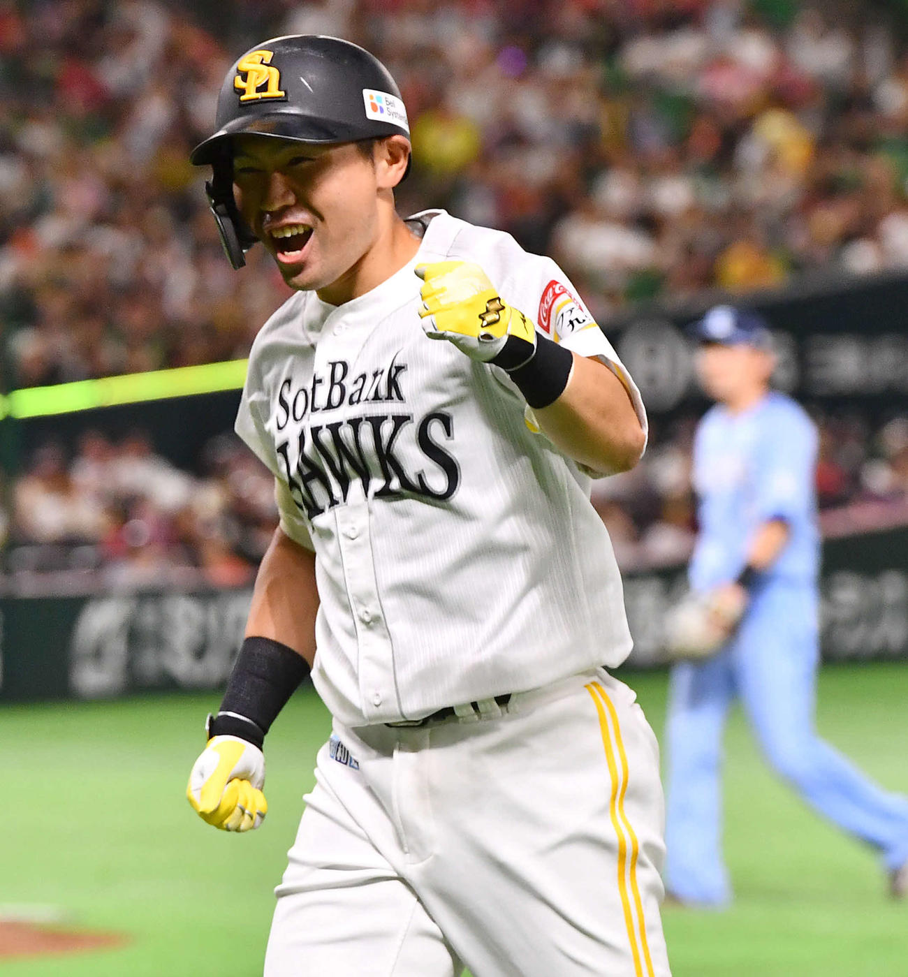 ソフトバンク対西武　7回裏ソフトバンク1死二塁、勝ち越しの適時右二塁打を放った中村は代走を送られ、笑顔でガッツポーズしながらベンチへ戻る（撮影・岩下翔太）
