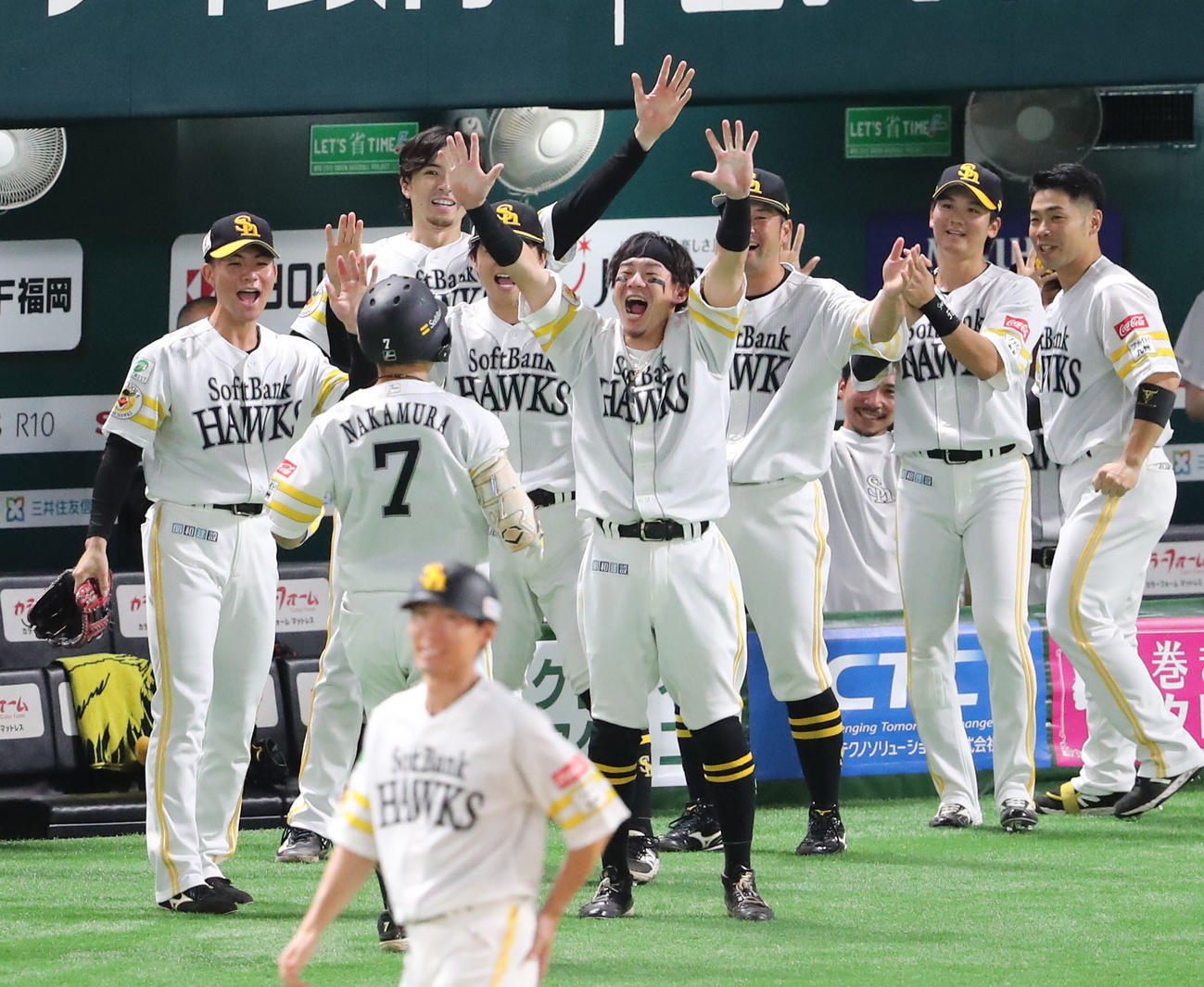 ソフトバンク対西武　7回裏ソフトバンク1死二塁、勝ち越し適時二塁打を放った中村、代走を送られベンチに戻りナインに迎えられる（撮影・梅根麻紀）