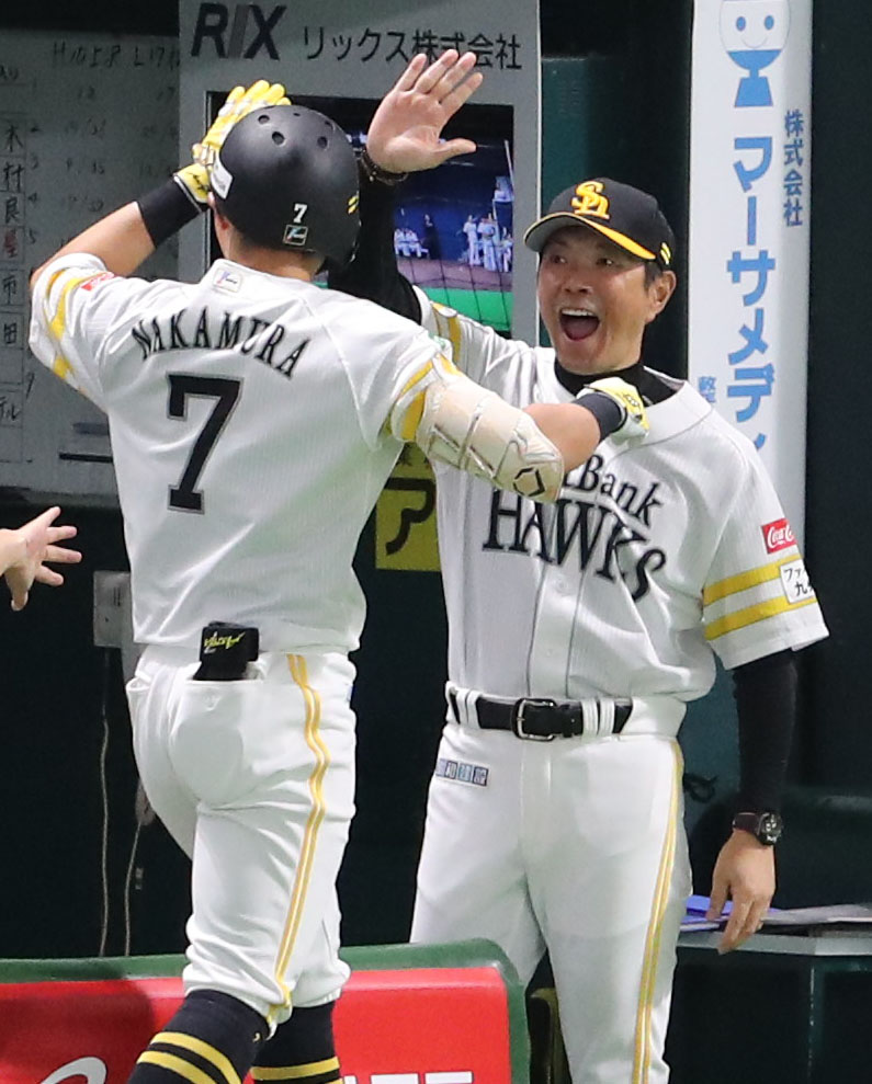 ソフトバンク対西武　7回裏ソフトバンク1死二塁、勝ち越し適時二塁打を放った中村を最高の笑顔で迎える小久保監督（撮影・梅根麻紀）