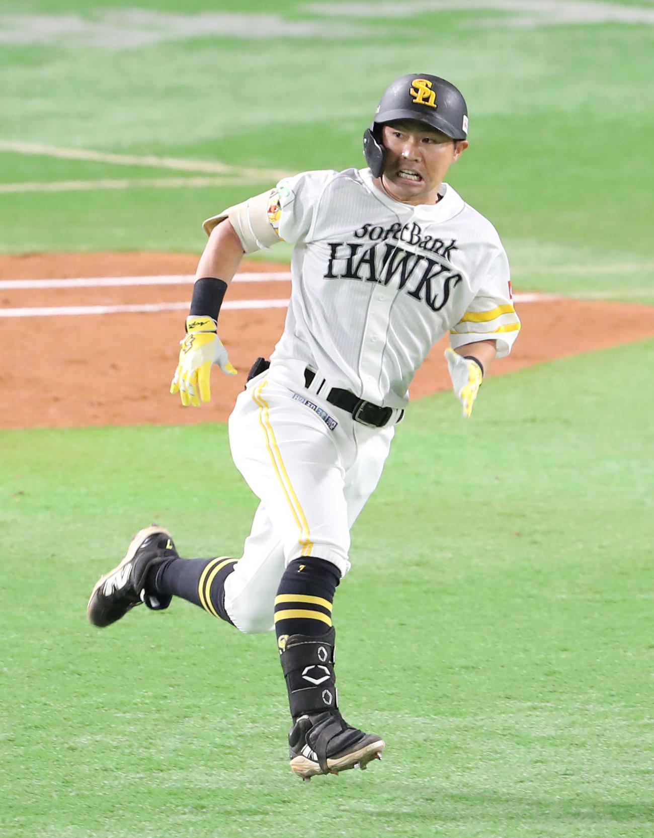 ソフトバンク対西武　7回裏ソフトバンク1死二塁、中村は右越えに勝ち越し適時二塁打を放つ（撮影・梅根麻紀）