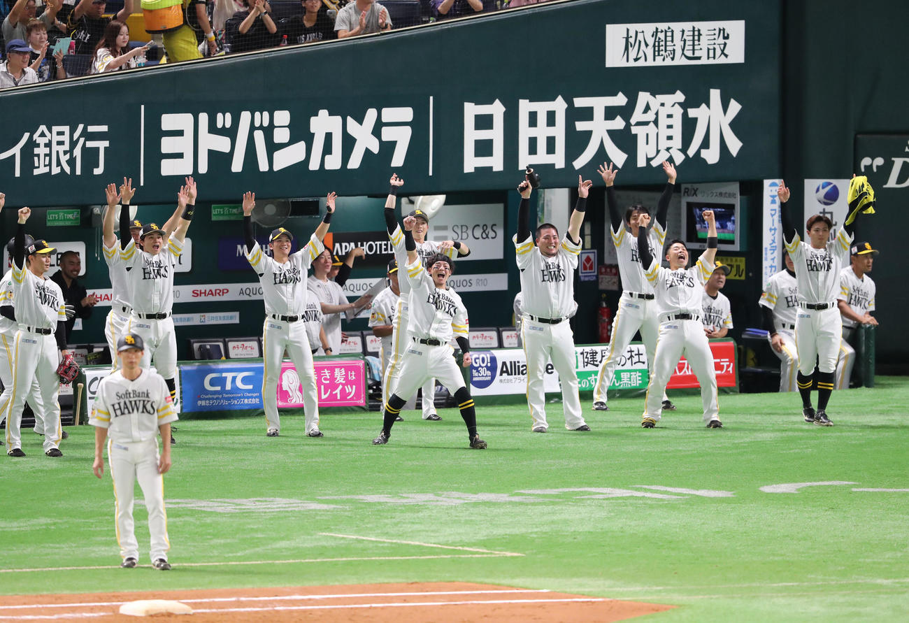 ソフトバンク対西武　7回裏ソフトバンク1死二塁、中村は右越えに勝ち越し適時二塁打を放つ、盛り上がるナイン（撮影・梅根麻紀）
