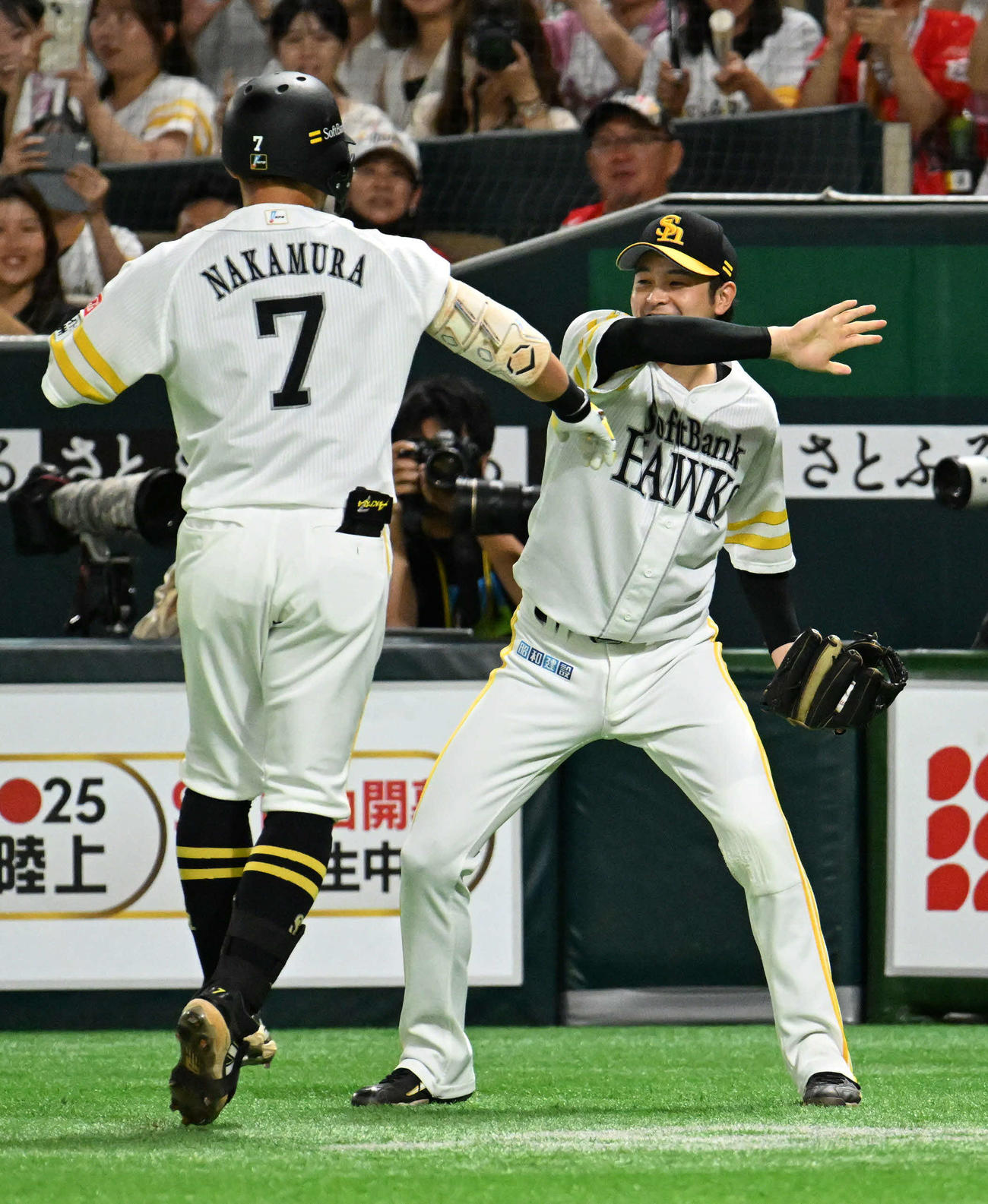 ソフトバンク対西武　7回裏ソフトバンク1死二塁、中村（左）は勝ち越し適時打を放ち川瀬とタッチを交わす（撮影・林敢治）