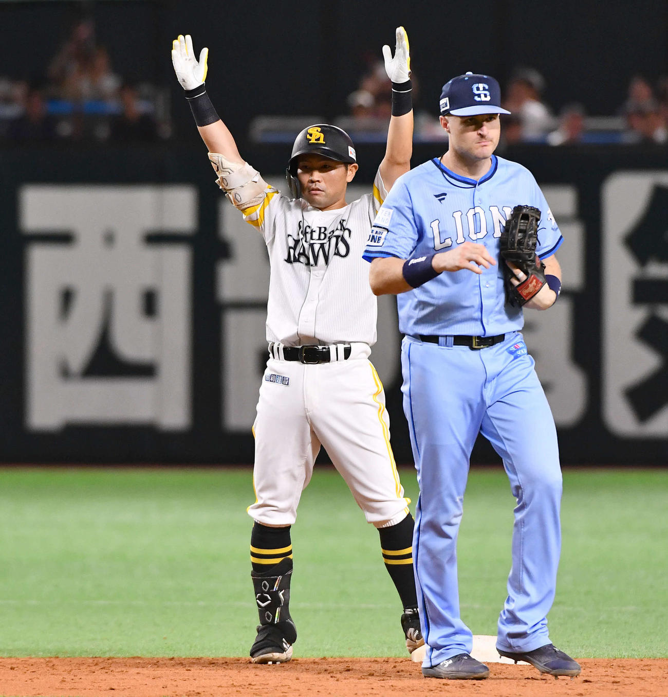 ソフトバンク対西武　7回裏ソフトバンク1死二塁、勝ち越しの適時右二塁打を放った中村（左）はばんざいする（撮影・岩下翔太）