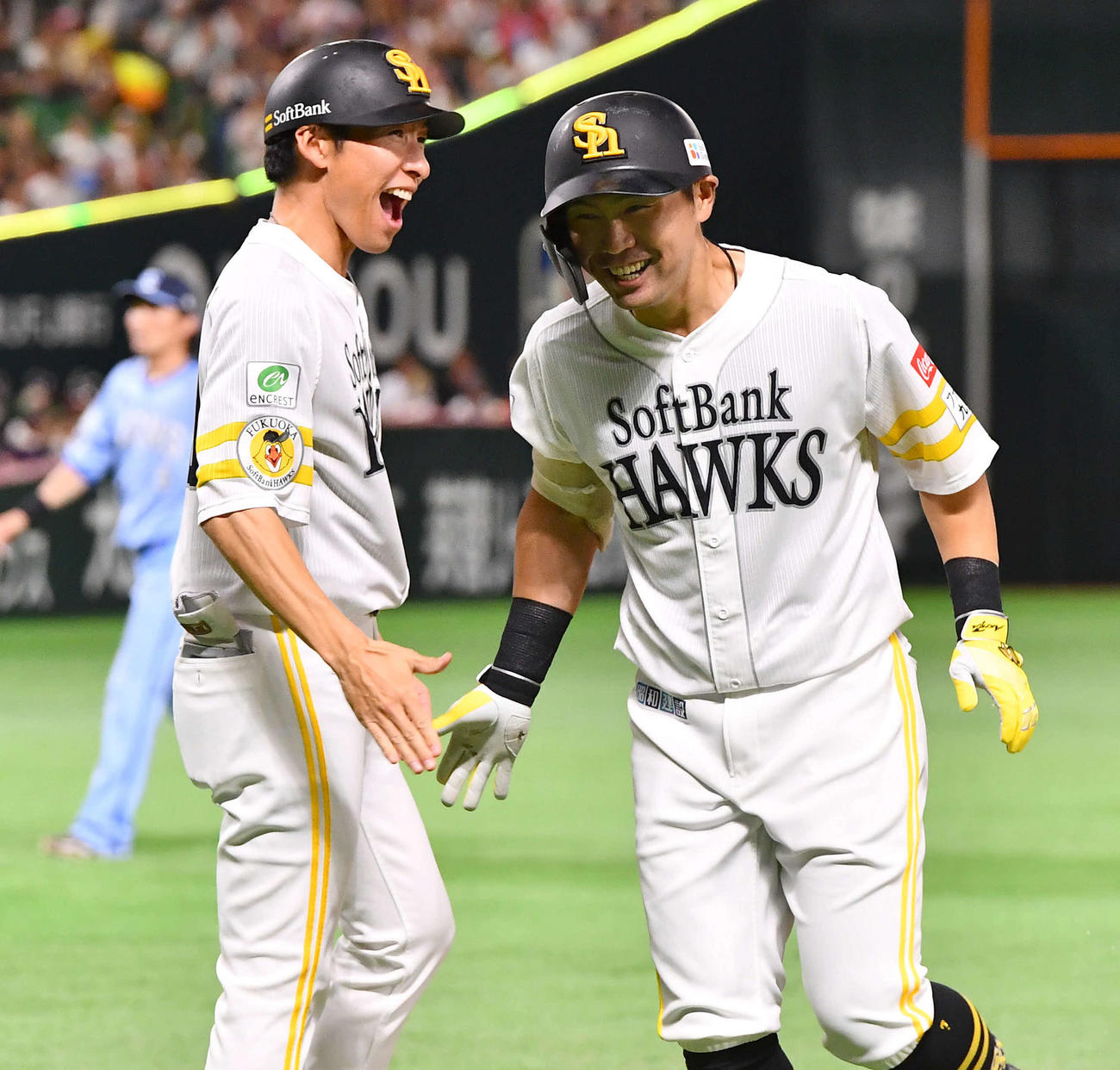ソフトバンク対西武　7回裏ソフトバンク1死二塁、勝ち越しの適時右二塁打を放った中村（右）は代走を送られ、本多コーチ（左）と笑顔でハイタッチしながらベンチへ戻る（撮影・岩下翔太）