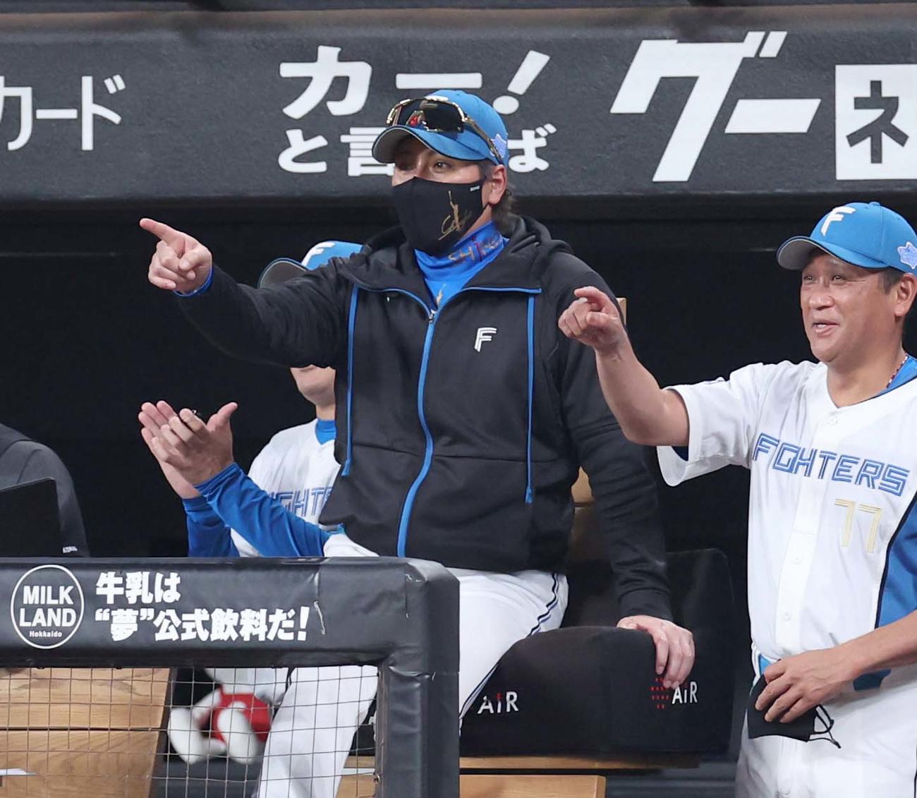 日本ハム対オリックス　4回裏、本塁打を放ったレイエスを指さす新庄監督（撮影・黒川智章）