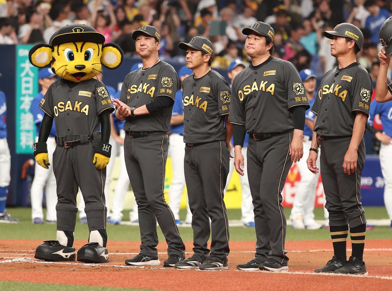 阪神対中日　中日に敗れた藤川監督（左から2人目）はファンにあいさつをする（撮影・上田博志）