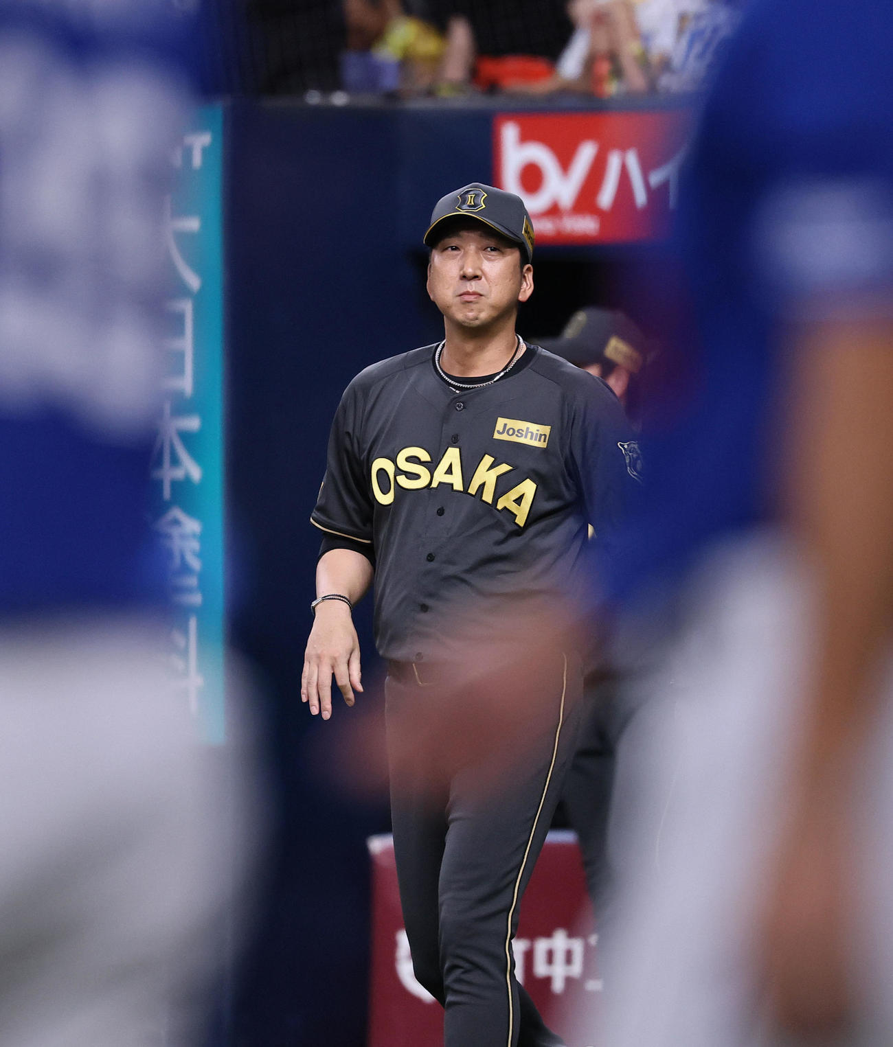 阪神対中日　中日に敗れ、整列に向かう阪神藤川監督（撮影・藤尾明華）