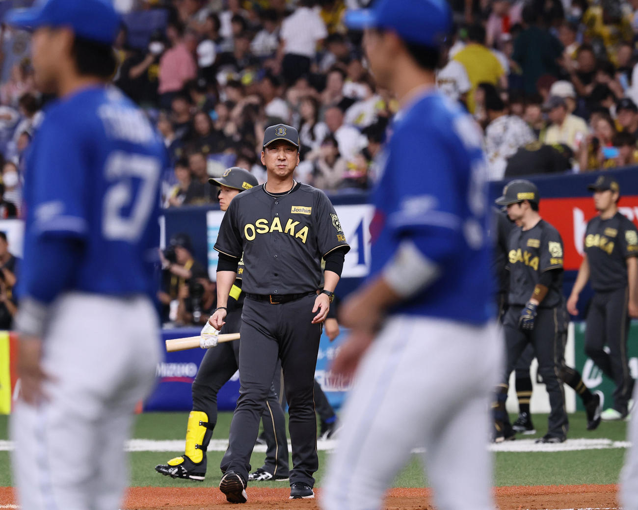 阪神対中日　中日に敗れ、整列に向かう阪神藤川監督（撮影・藤尾明華）