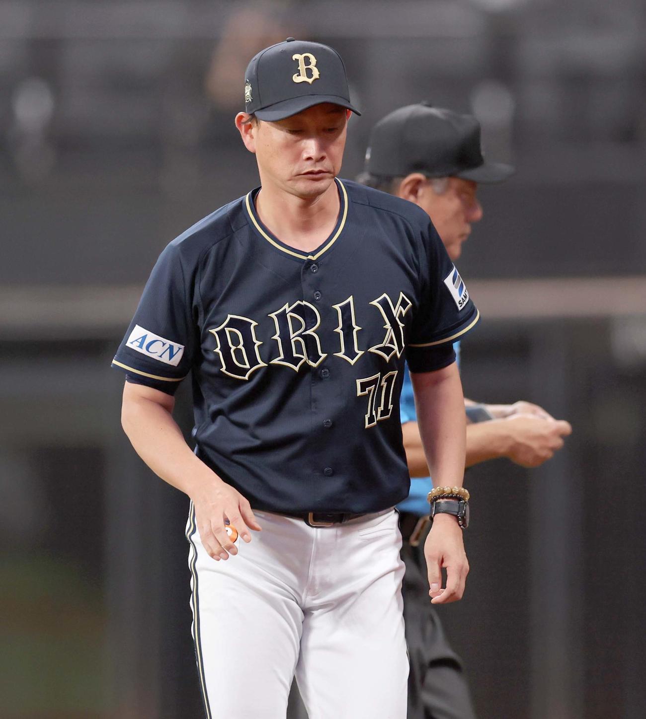 日本ハム対オリックス　投手交代を告げる岸田監督（撮影・黒川智章）