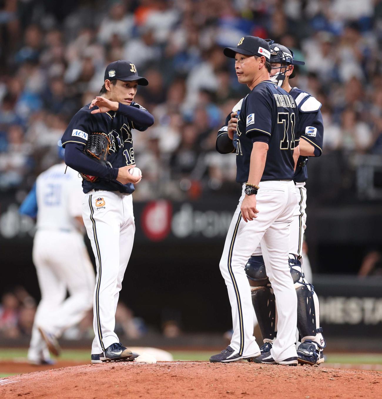 日本ハム対オリックス　6回裏、途中降板する山岡（左）（撮影・黒川智章）