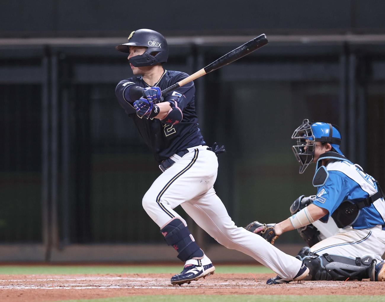 日本ハム対オリックス　8回表オリックス1死一、二塁、中前適時打を放つ若月（撮影・黒川智章）