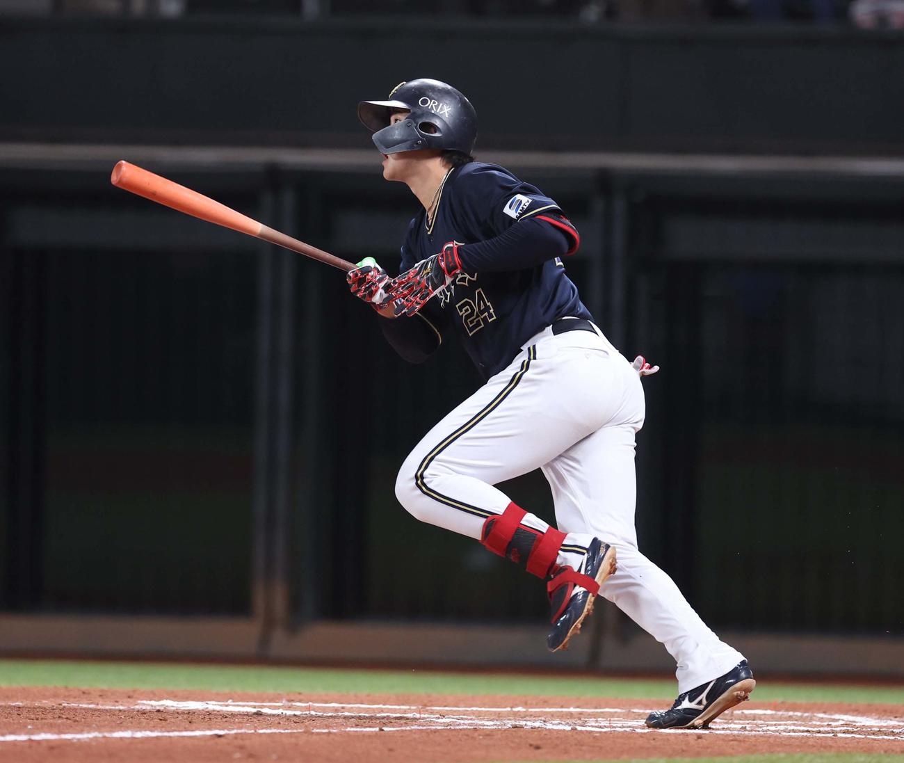 日本ハム対オリックス　6回表オリックス1死、右中間に二塁打を放つ紅林（撮影・黒川智章）