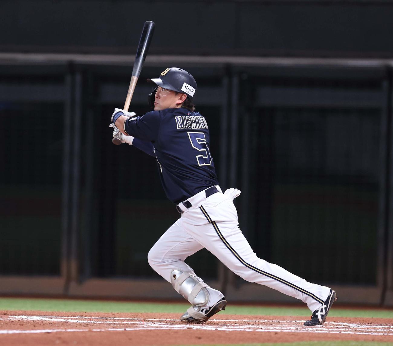 日本ハム対オリックス　6回表オリックス1死二塁、中越え適時二塁打を放つ西野（撮影・黒川智章）