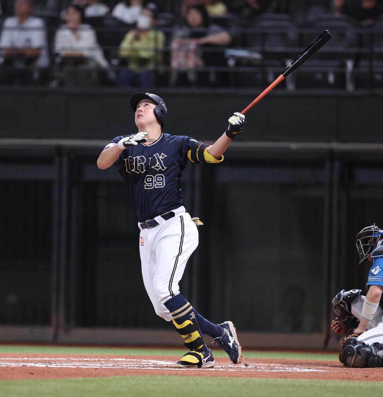 日本ハム対オリックス　6回表オリックス1死、左越え本塁打を放つ杉本（撮影・黒川智章）