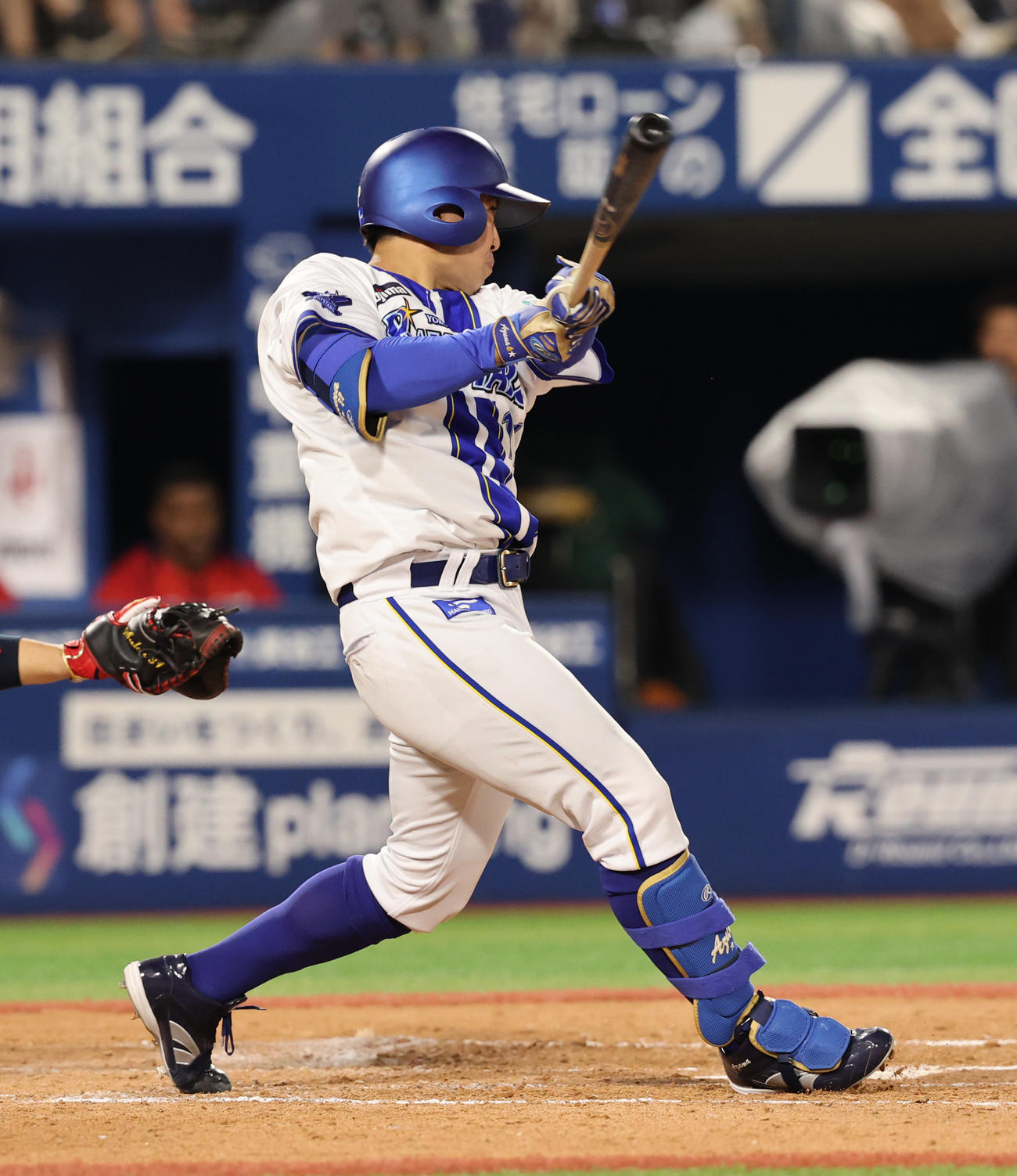 DeNA対広島　2回裏DeNA1死二、三塁、左越え2点適時二塁打を放つ東（撮影・野上伸悟）