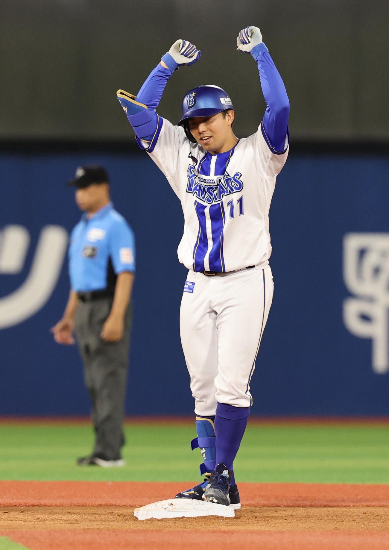 DeNA対広島　2回裏DeNA1死二、三塁、左越え2点適時二塁打を放ち喜ぶ東（撮影・野上伸悟）