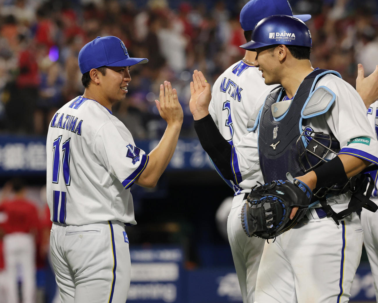 DeNA対広島　勝利を喜びあうDeNA東（左）と山本（撮影・野上伸悟）