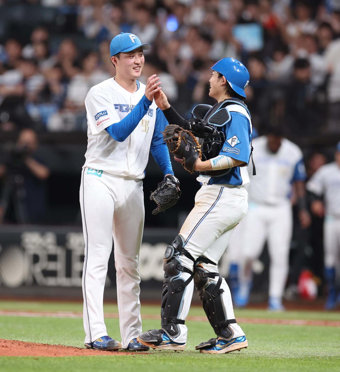 日本ハム対オリックス　試合後、田宮（右）とタッチする柳川（撮影・黒川智章）