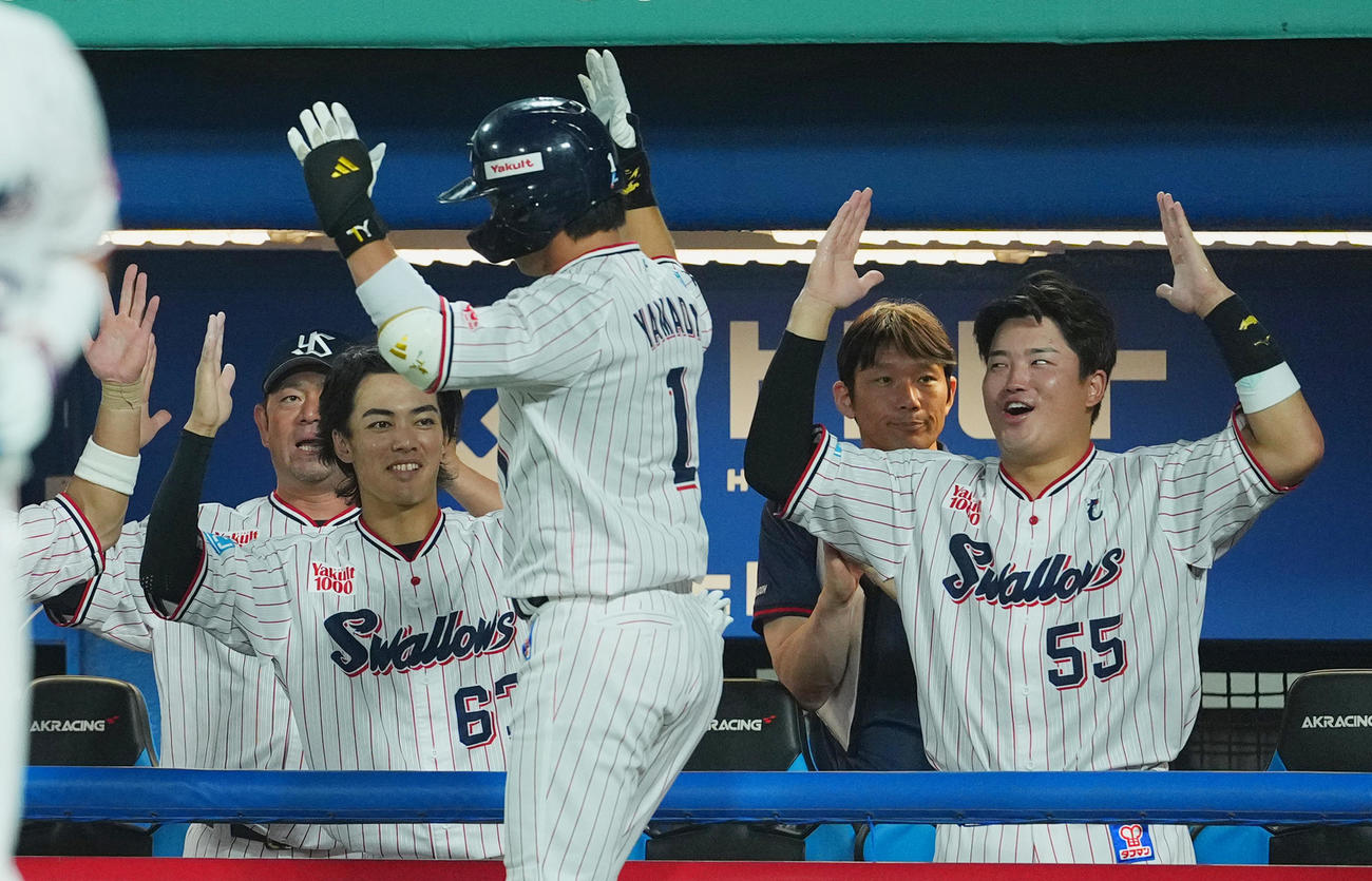 ヤクルト対巨人　4回裏ヤクルト1死一塁、2点本塁打を放った山田（中央）を迎える村上（右）ら（撮影・菅敏）