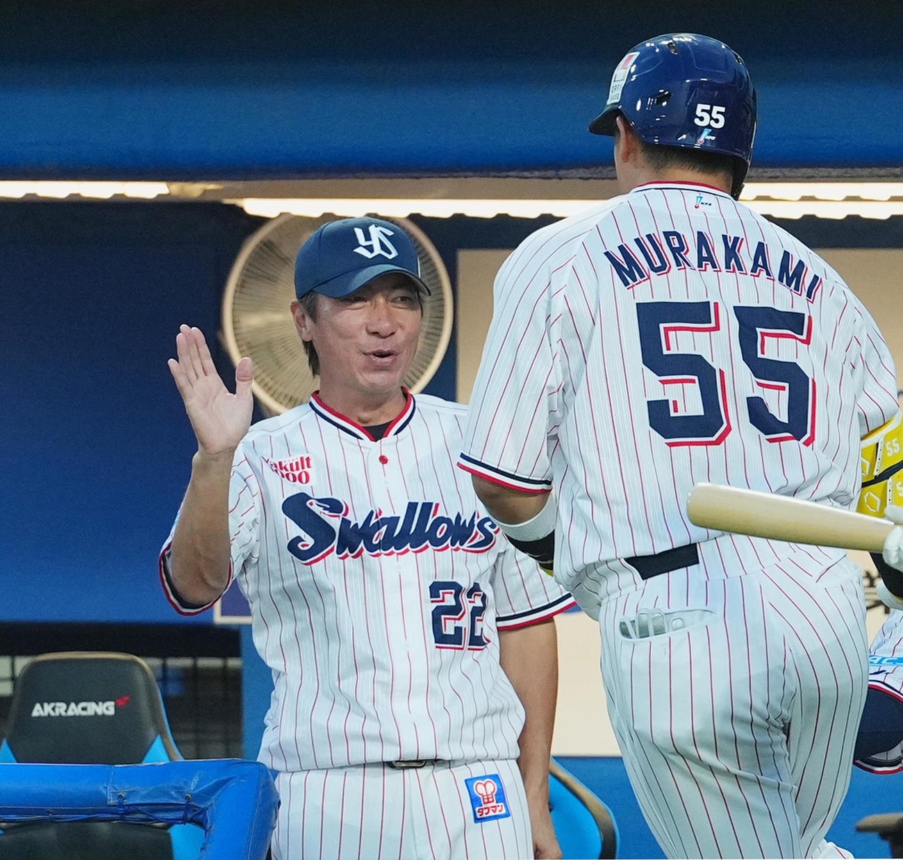 ヤクルト対巨人　2回裏ヤクルト無死、右越えに先制のソロ本塁打を放った村上（右）をタッチで迎える高津監督（撮影・菅敏）