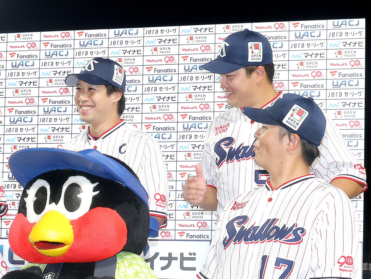 お立ち台で笑顔を見せる山田（後方左）と村上（撮影・河田真司）