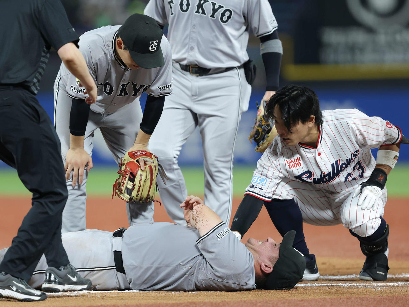 ヤクルト対巨人　5回裏ヤクルト無死、三ゴロを放つ増田（右）と接触するリチャード（撮影・河田真司）