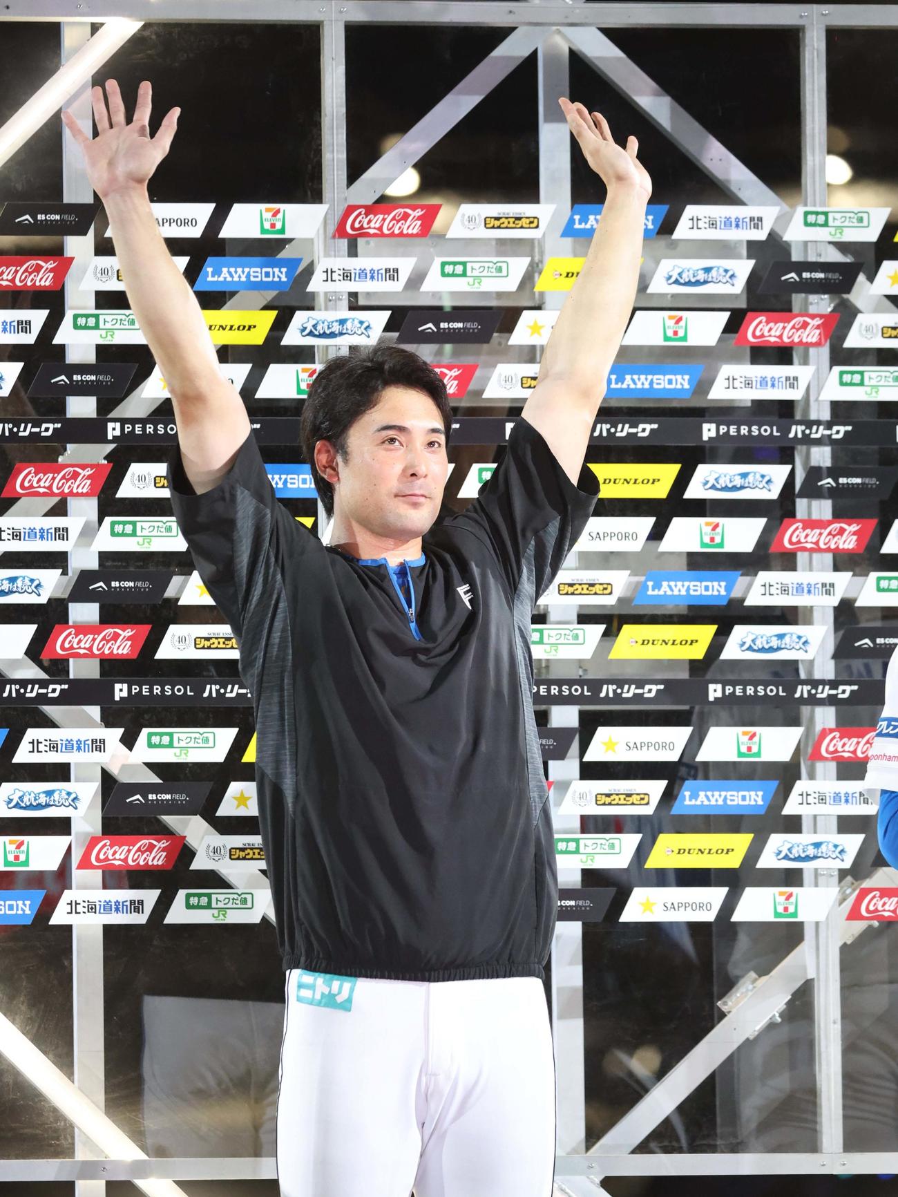 日本ハム対オリックス　試合後、観客の声援に手を振って応える上原（撮影・黒川智章）