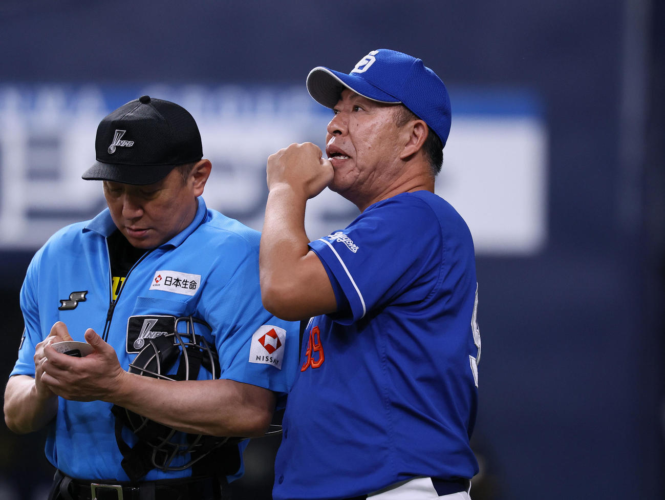 阪神対中日　8回、交代を告げる中日井上監督（撮影・藤尾明華）