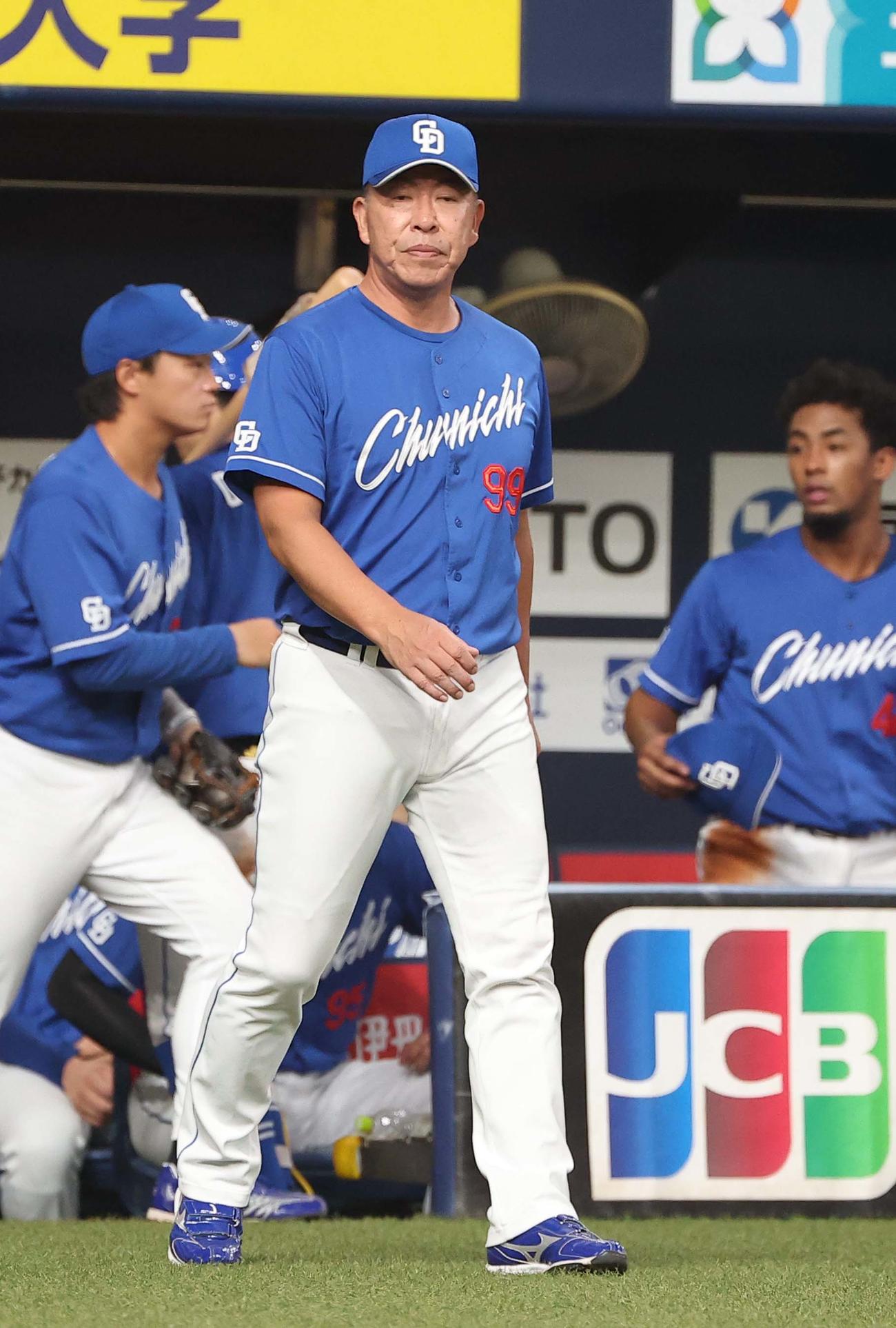 阪神対中日　選手交代を告げる井上監督（撮影・上田博志）