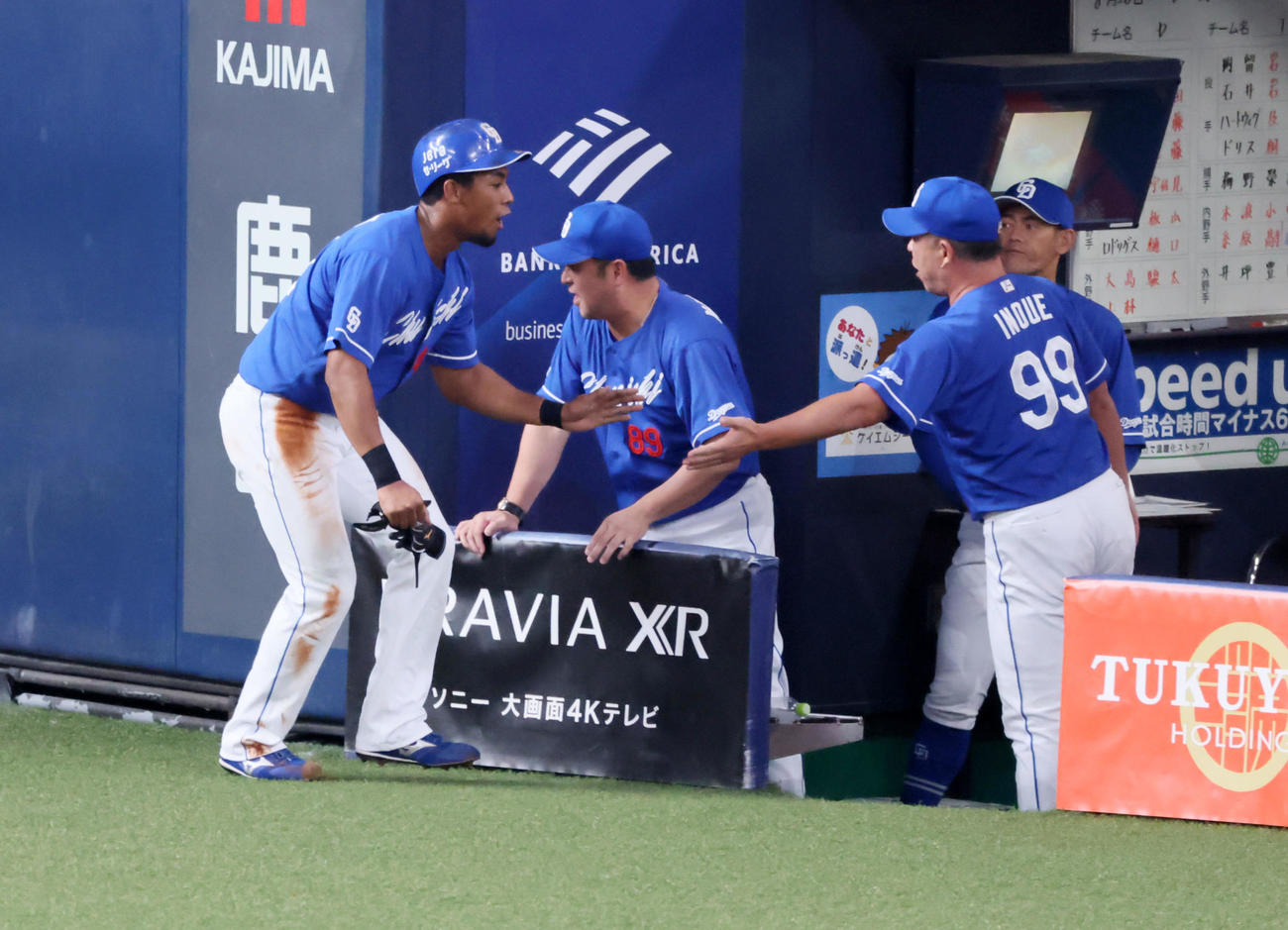 阪神対中日　1回表中日無死一、二塁、岡林の左越え適時二塁打で生還した二塁走者ブライト（左）を迎える井上監督（撮影・加藤哉）