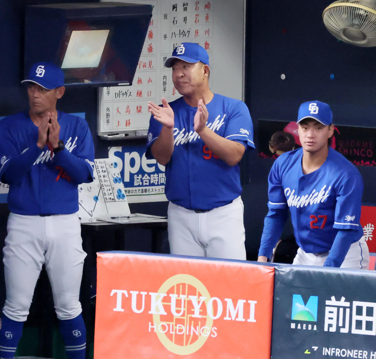 阪神対中日　1回表中日無死一、二塁、岡林の左越え適時二塁打にベンチで拍手を送る井上監督（撮影・加藤哉）