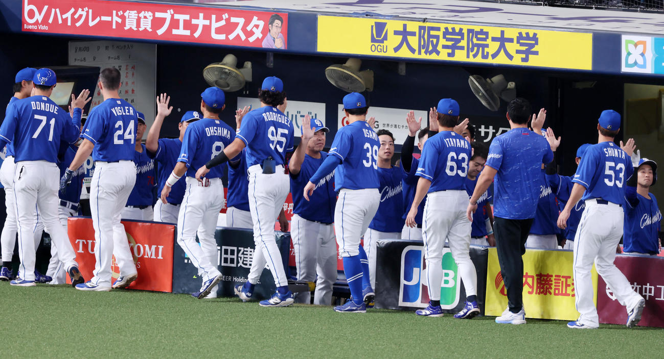 阪神対中日　試合前ナインとタッチする中日井上監督（撮影・加藤哉）