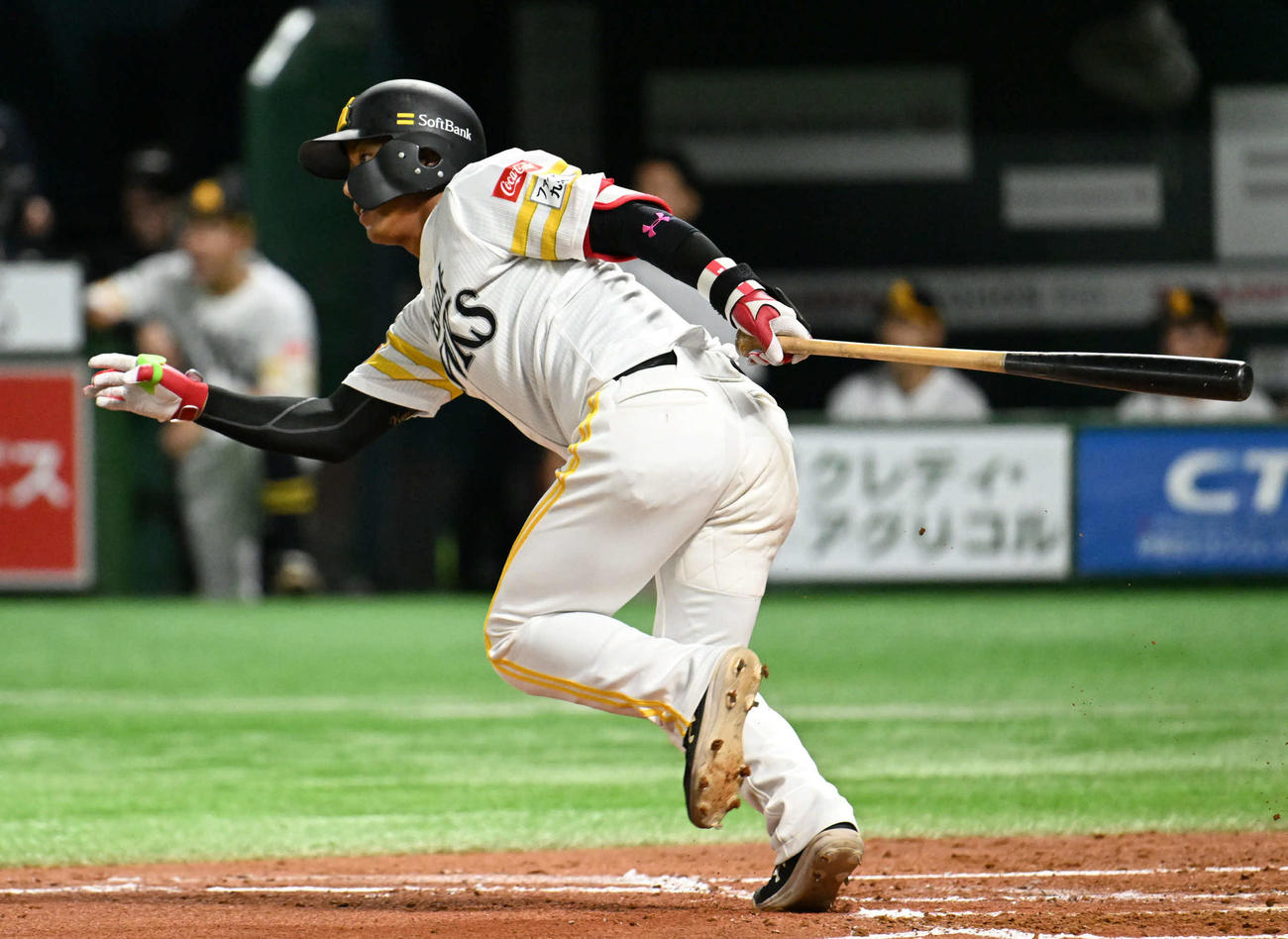 ソフトバンク対西武　3回裏ソフトバンク2死、今宮は左前安打を放つ（撮影・林敢治）