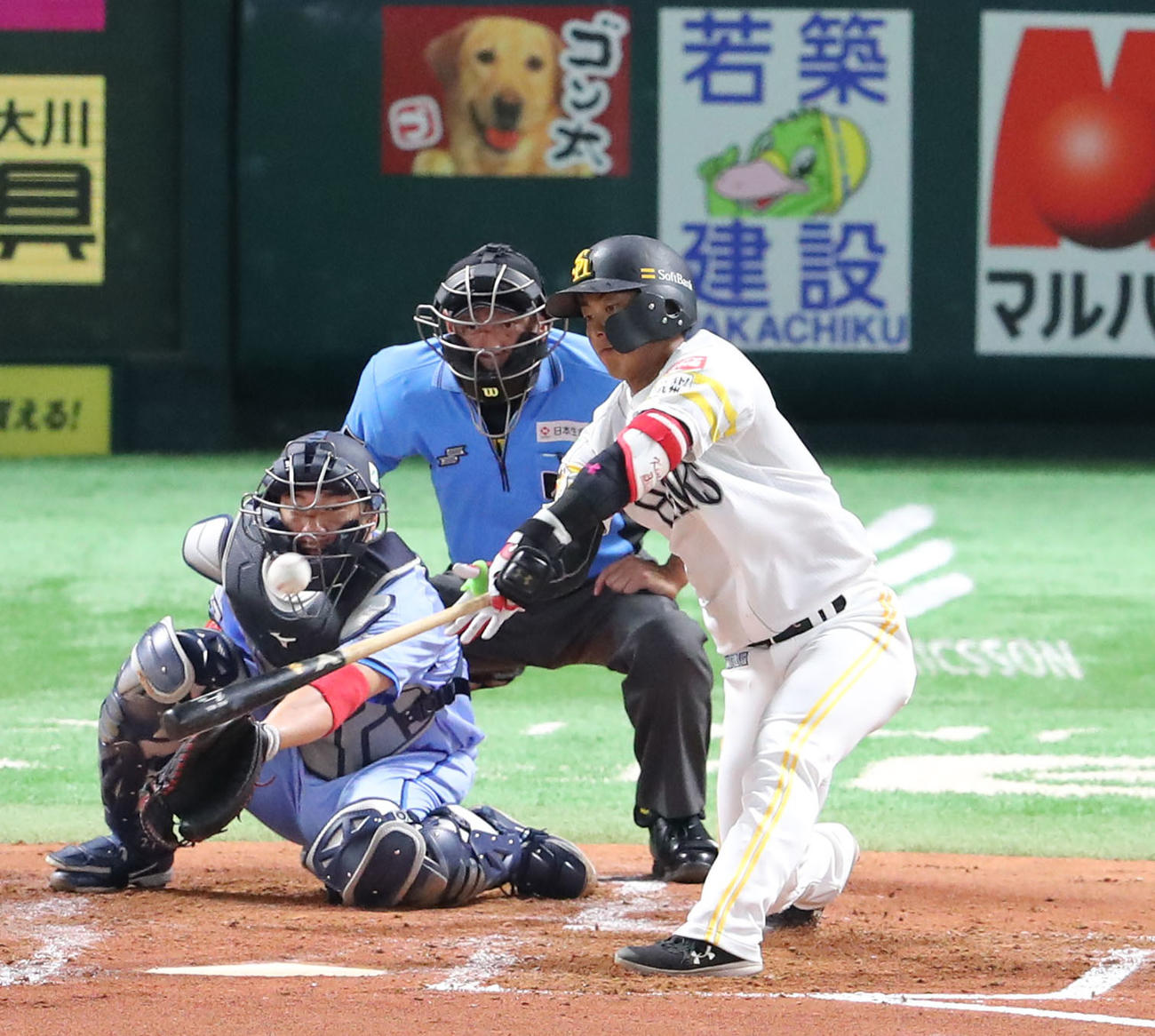ソフトバンク対西武　3回裏ソフトバンク2死、今宮は左前打を放つ（撮影・梅根麻紀）