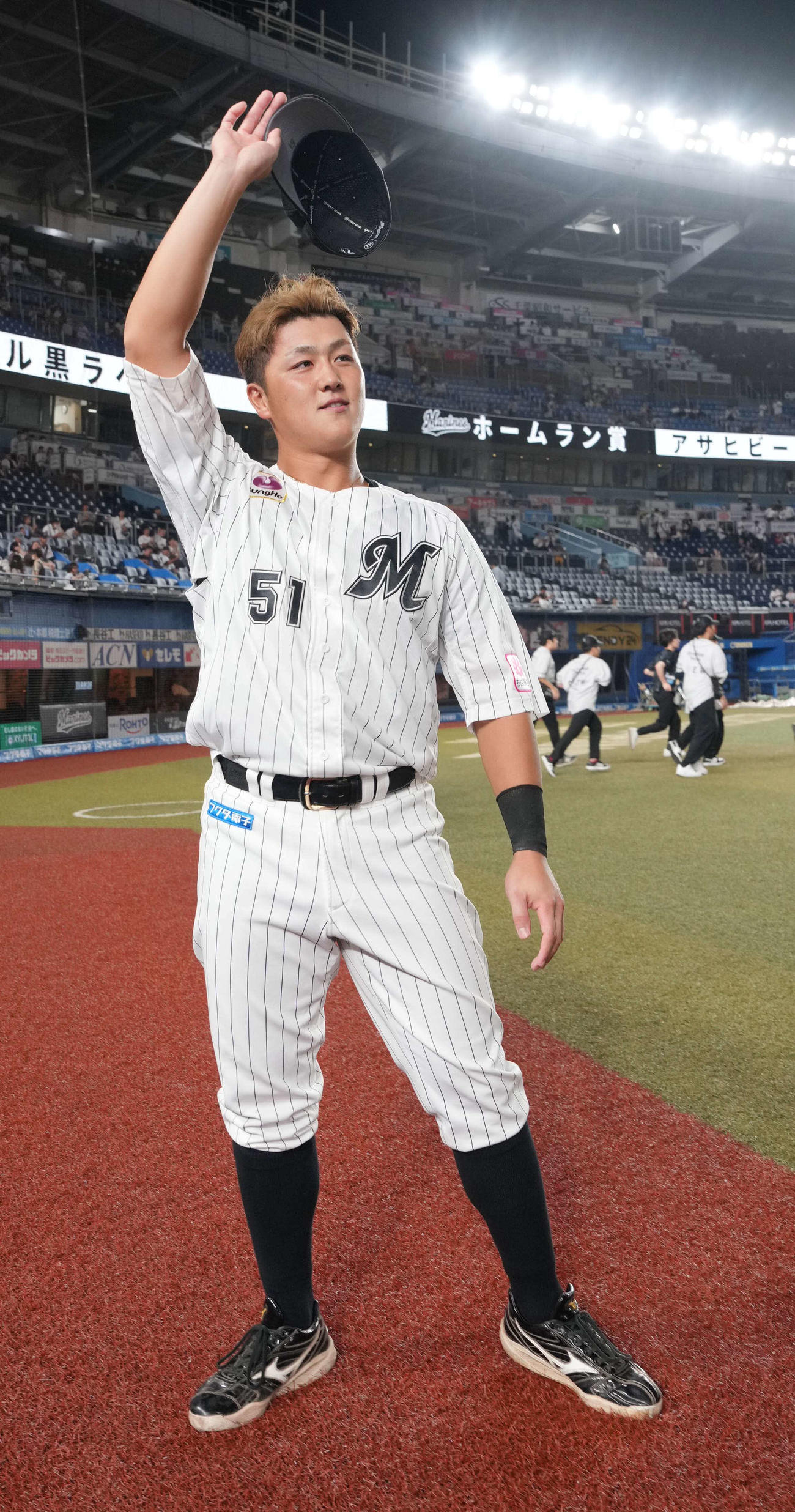 ロッテ対楽天　スタンドに手を振るロッテ山口（撮影・小沢裕）