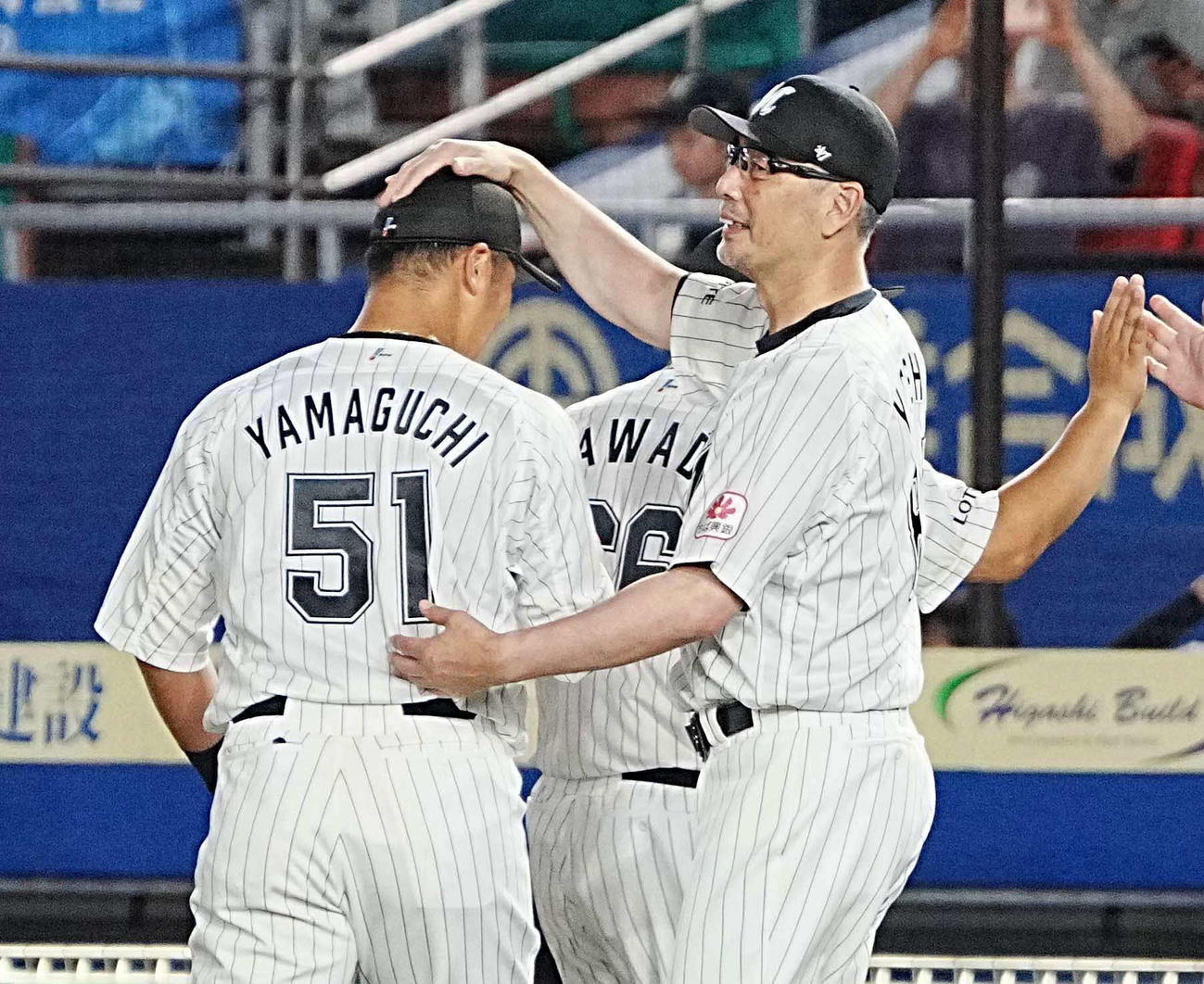 ロッテ対楽天　吉井監督（右）から祝福を受けるロッテ山口（撮影・小沢裕）