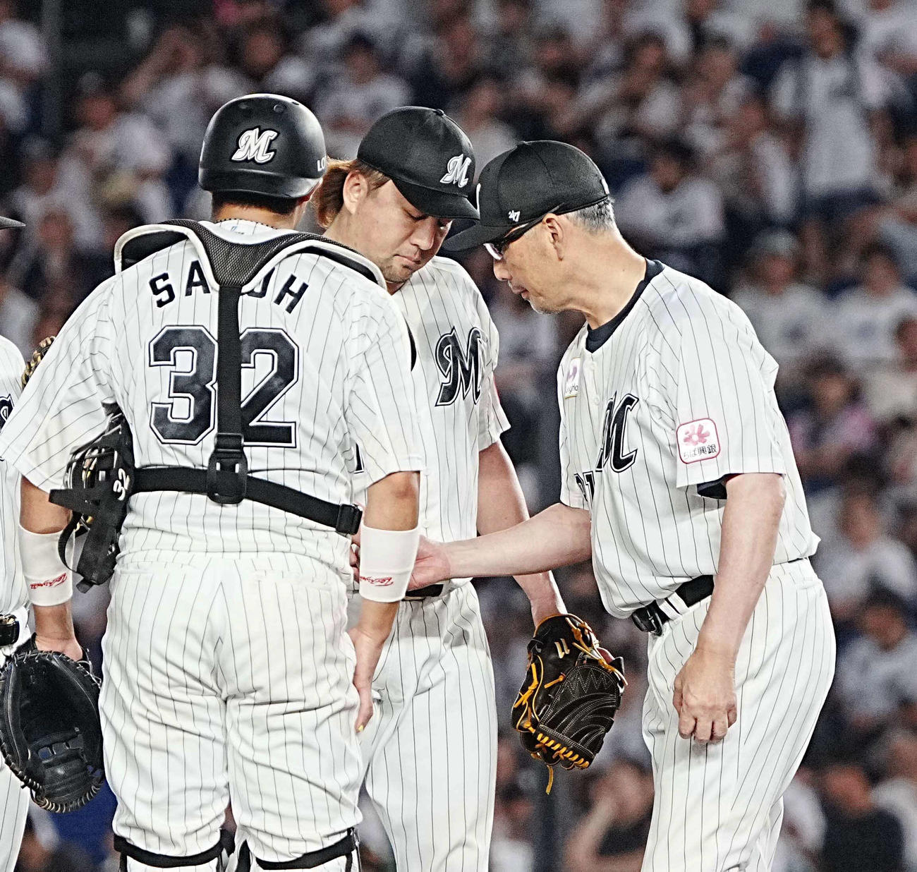 ロッテ対楽天　8回表楽天1死満塁、ロッテ3番手で登板した沢村は吉井監督（右）から交代を告げられる（撮影・小沢裕）