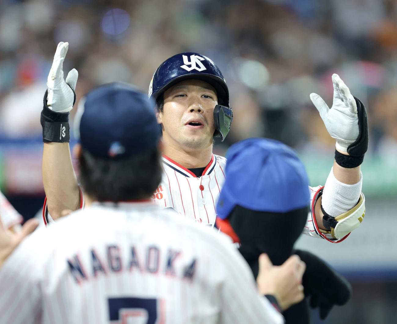 ヤクルト対巨人　4回裏ヤクルト1死一塁、左越え2点本塁打で生還し、チームメートに迎えられながらポーズを決める山田（撮影・河田真司）