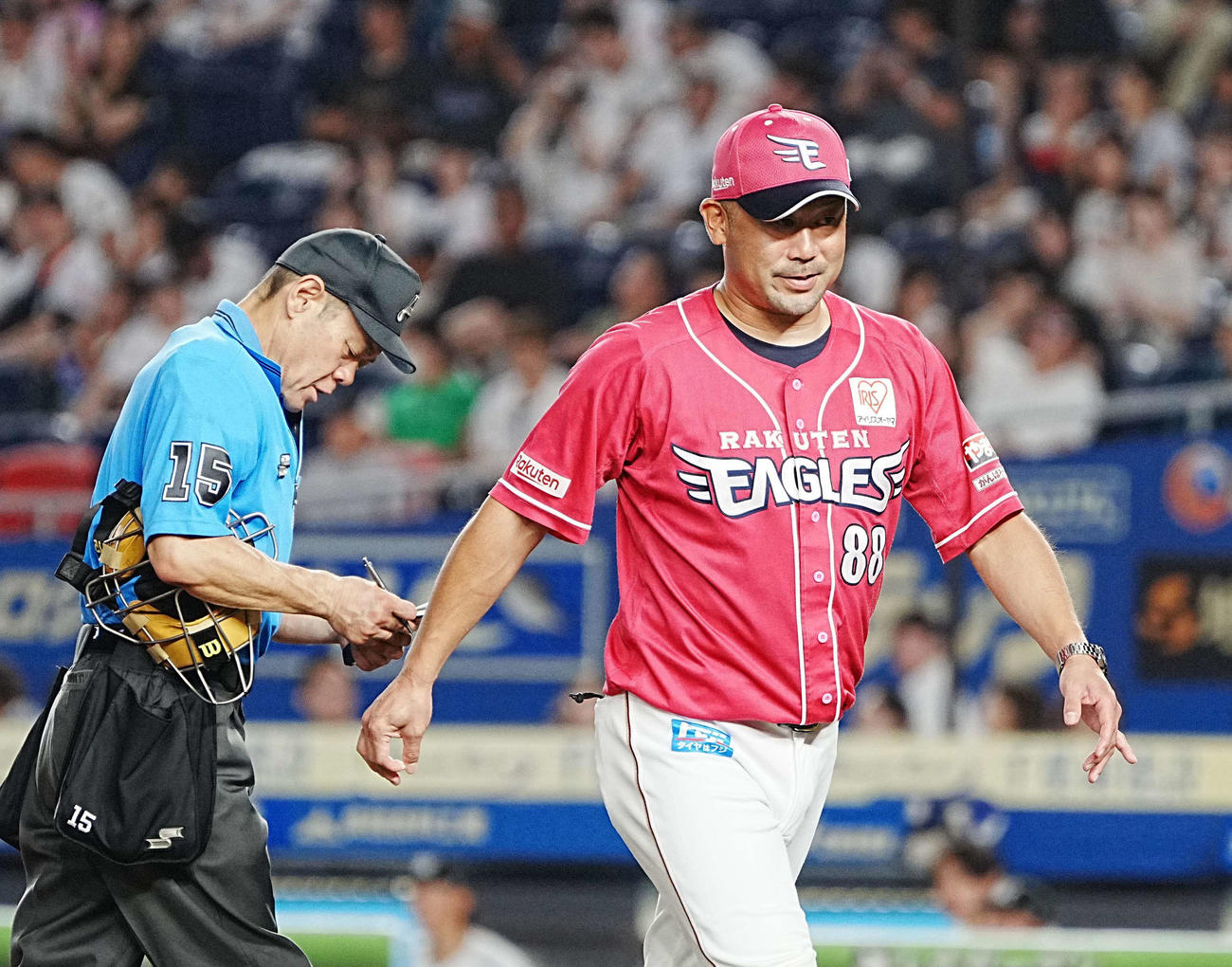 ロッテ対楽天　選手交代を告げベンチへ引き揚げる楽天三木監督（撮影・小沢裕）